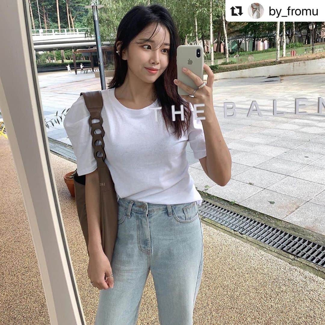 DAKS Koreaさんのインスタグラム写真 - (DAKS KoreaInstagram)「#Repost @by_fromu with @make_repost ・・・ 촬영을 안하니 내맘대로 입고 코디하고 좋다 🖤 요즘 젤 여기저기 무난하게 잘들고 다니는 숄더백. 취향도 조금씩 변하나 넘 이뻐 🙊 . #DCBA0F995I3 . #닥스 #닥스코리아 #닥스악세서리 #닥스액세서리 #DAKS #DAKSACCESSORIES #Lfmall #닥스가방 #호보백 #숄더백 #디보백 #닥스디보백 #여성가방 #여자가방선물 #가방선물 #선물추천 #데일리룩 #ootd #accessories #daily #fashion #오오티디 #플렉스 #flex #직장인룩 #직장인가방」8月27日 14時06分 - dakskorea_accessories