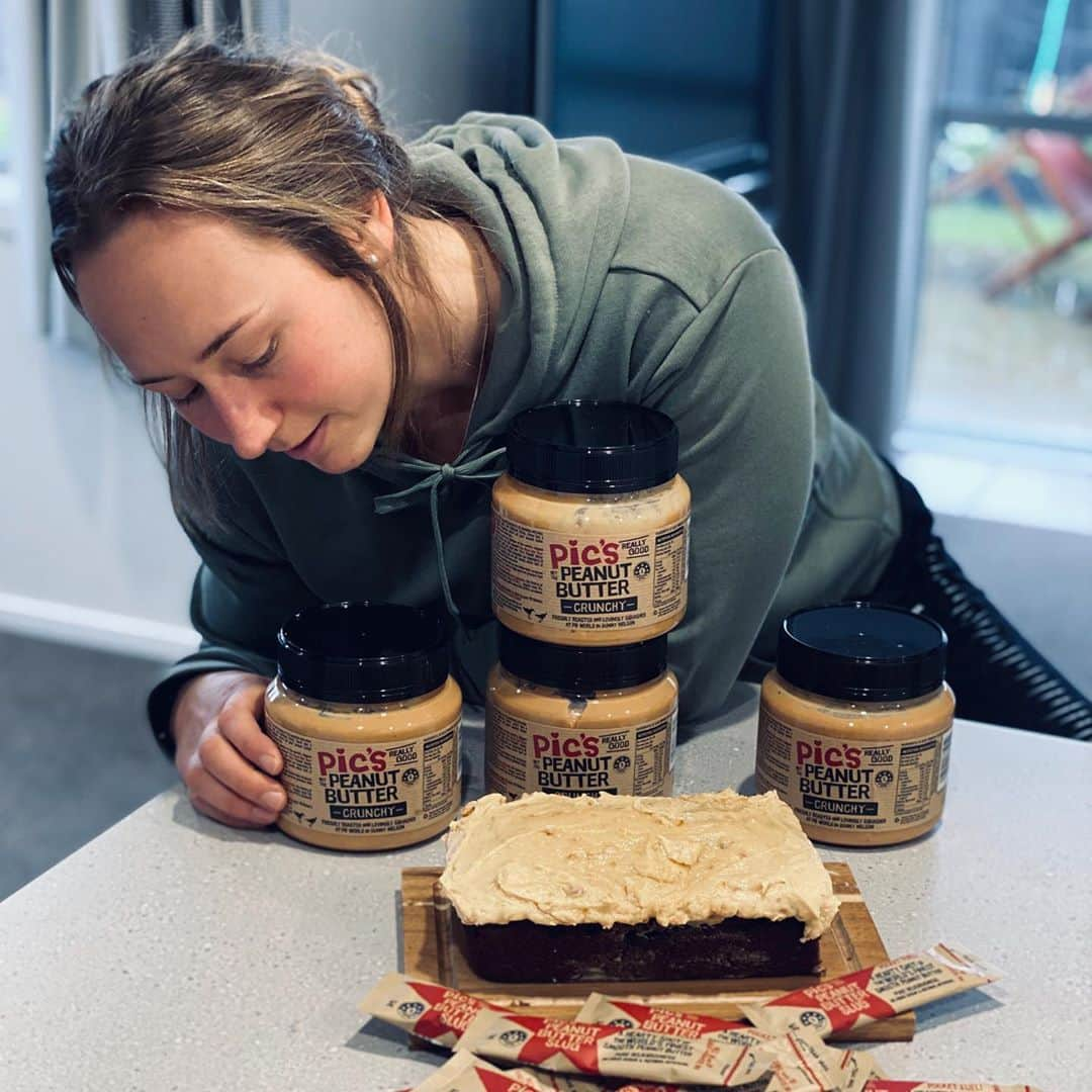 Tori Peetersさんのインスタグラム写真 - (Tori PeetersInstagram)「Anyone who knows me well, knows that my obsession for this stuff is next level 🥜❤️  I couldn’t actually tell you how much of this stuff I eat a day because I don’t like to put limits on myself 😂🆘 But what I can tell you, is it’s been powering my pb’s on the track and in the gym for many years! #poweredbypics   My favourite ways to eat @picspeanutbutter :  🍞 On toast with jam 🥄 Straight from the spoon or slug 🥤 In a smoothie 🍌 With Banana 🧁 In baking   So after receiving this epic delivery this morning, I thought it would be rude not to get in the kitchen and make one of my favourite recipes - the @picspeanutbutter banana bread! I went a little hard out and made a peanut butter whip for the top 🙊 #treatyoself  Check my story for the recipe and tag me in your creations!  #bakingtherapy #peanutbutterlover #bananabread」8月27日 14時10分 - tori_peeters60