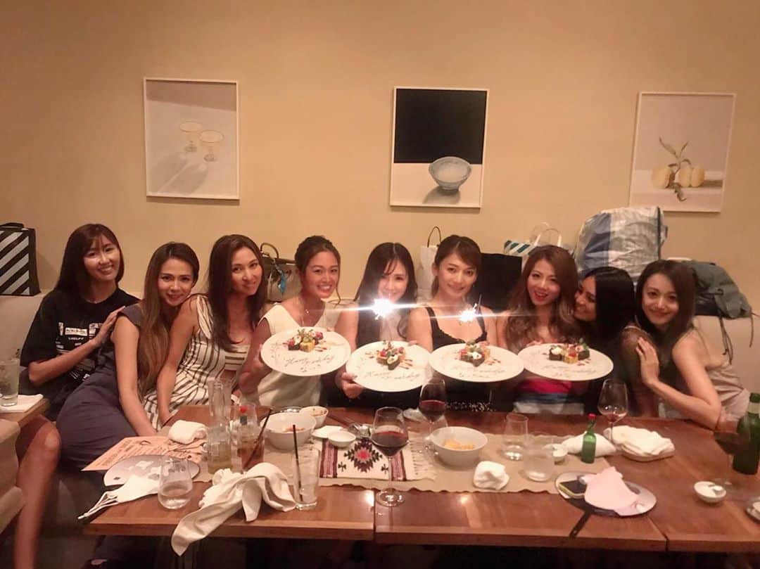 のインスタグラム：「お誕生日会♡ お祝いしてもらったよー！ めちゃくちゃ嬉しい//// ありがとう❤❤ . え？なんで？誕生日いつ？ って思う方… ちょっと早めにお祝いしてもらっちゃいました🤫🌷 . . . . #誕生日会 #happybirthday #女子会 #タコス #trunkhotel #トランクホテル #美女 #ばかり #眼福 #バースデーパーティー #みんなと会うと #美意識 #上がる」