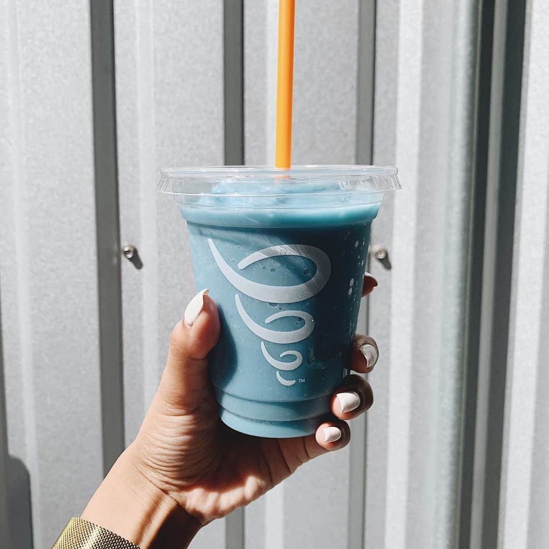 新井ニーニャさんのインスタグラム写真 - (新井ニーニャInstagram)「💙﻿ ﻿ ﻿ ﻿ やっと飲めた〜〜🥤💕﻿ ﻿ @jambajapan﻿ ﻿ ﻿ カリフォルニアで創業したスムージー・ジュース専門店が、渋谷の宮下パークに入ってるの❣️﻿ この間、お買い物で立ち寄ったら激混みで断念😭平日の仕事の合間に寄ったらすんなり入れました😆✨﻿ ラッキー🤞❤️﻿ ﻿ フローズンの果物・野菜、濃縮100%で人工甘味料や合成着色料不使用のオーガニックドリンク屋さんだから、ずぅぅぅっと気になってたの🤤﻿ ﻿ 日本限定のソライロ・コージーってやつにした💙﻿ ブルーが可愛すぎる💙なにで色つけてるんだろう😋💕﻿ ﻿ ﻿ ﻿ #jamba #ジャンバ #オーガニック  #渋谷 #渋谷宮下パーク #宮下パーク #オーガニックドリンク #スムージー #shibuya #shibuyamiyashitapark #miyashitapark﻿ ﻿ ﻿ ﻿」8月27日 14時25分 - 22nina77