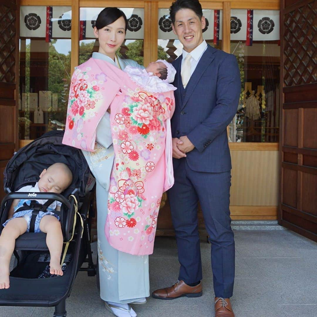 凰津りささんのインスタグラム写真 - (凰津りさInstagram)「お宮参り⛩  生後31日のお宮参り⛩㊗️🐣 無事に終わりました。  生憎、利直はお宮参り用に服を買っていたのに爆睡してしまって着替えさせるのも難しかったので爆睡中の利直と記念撮影😱 これもまた良き思い出かな？？🤣  利直の時はお着物を着るという発想すら出来ないほどいっぱいいっぱいだったけど、今回は2人目だし妥協せず気合を入れ直しお着物👘にチャレンジ💦  この日の為に同期娘役に着物用のヘアセットを妊娠中から教えてもらってたんだよ✨  本当娘役さんって凄い✨ レパートリー半端ないし😍😍😍  久々に自分でお着物着るのは大変でしたわ😫  朝から育児をバトンタッチしながら、たいちゃんは散髪、私はヘアメイク&着付け💦  前日のシュミレーション通り出来たから良かった👨‍👩‍👧‍👦💦 ↑シュミは大事よね✨現役の時のお陰やわw  主役の杜季は一切泣かずお利口さんでした🐥  乳児生湿疹真っ只中だけど、 これからもスクスクと健康に育ってくれる事だけを祈るばかり。  1ヶ月健診も問題無し‼️  #生後1ヶ月 の #お宮参り #1ヶ月ベビー  #家族写真 #みんな私の宝物 #長男爆睡」8月27日 14時26分 - outsu.risa95