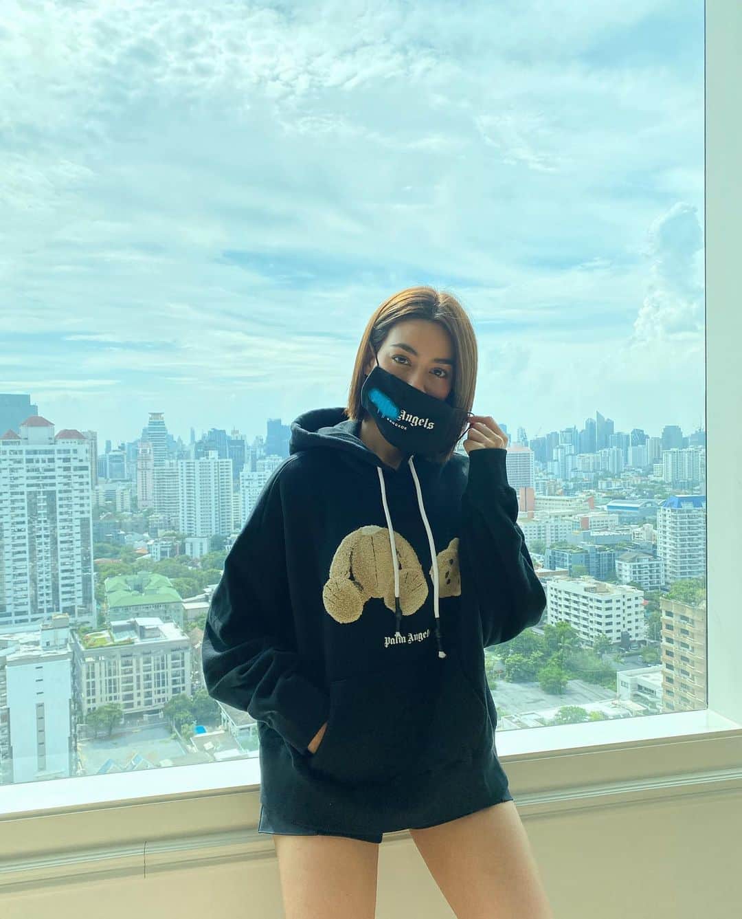 キンバリー・アン・ウォーテマス・ティアムシリのインスタグラム：「I love this brand!! Palm Angels is finally in Bangkok Everyone!! 🧸🖤@ppgroupthailand @palmangels #palmangelsbkk」