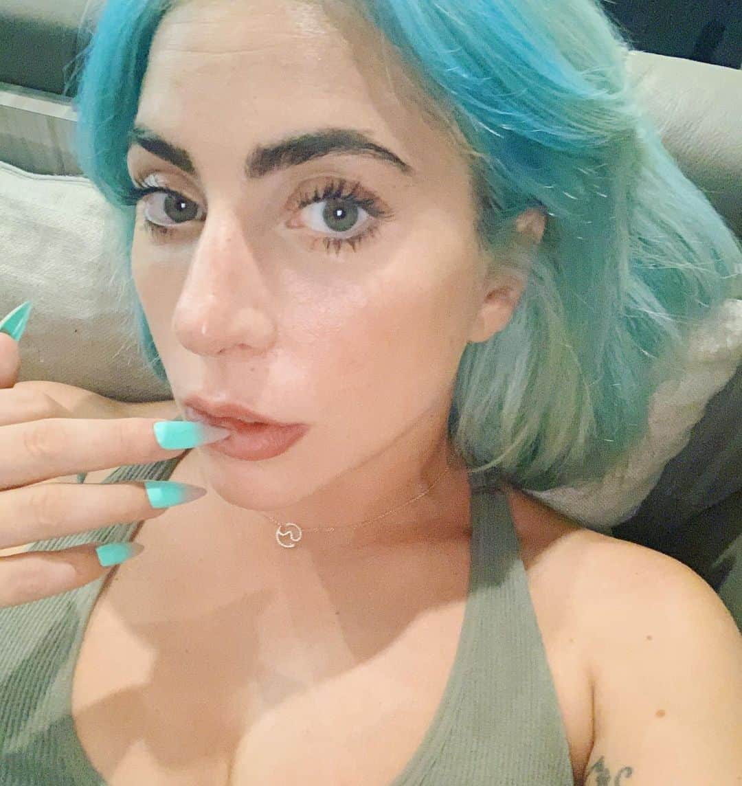 レディー・ガガさんのインスタグラム写真 - (レディー・ガガInstagram)「🧜‍♀️ sweet dreams Chromatica. 💕🚨」8月27日 14時36分 - ladygaga