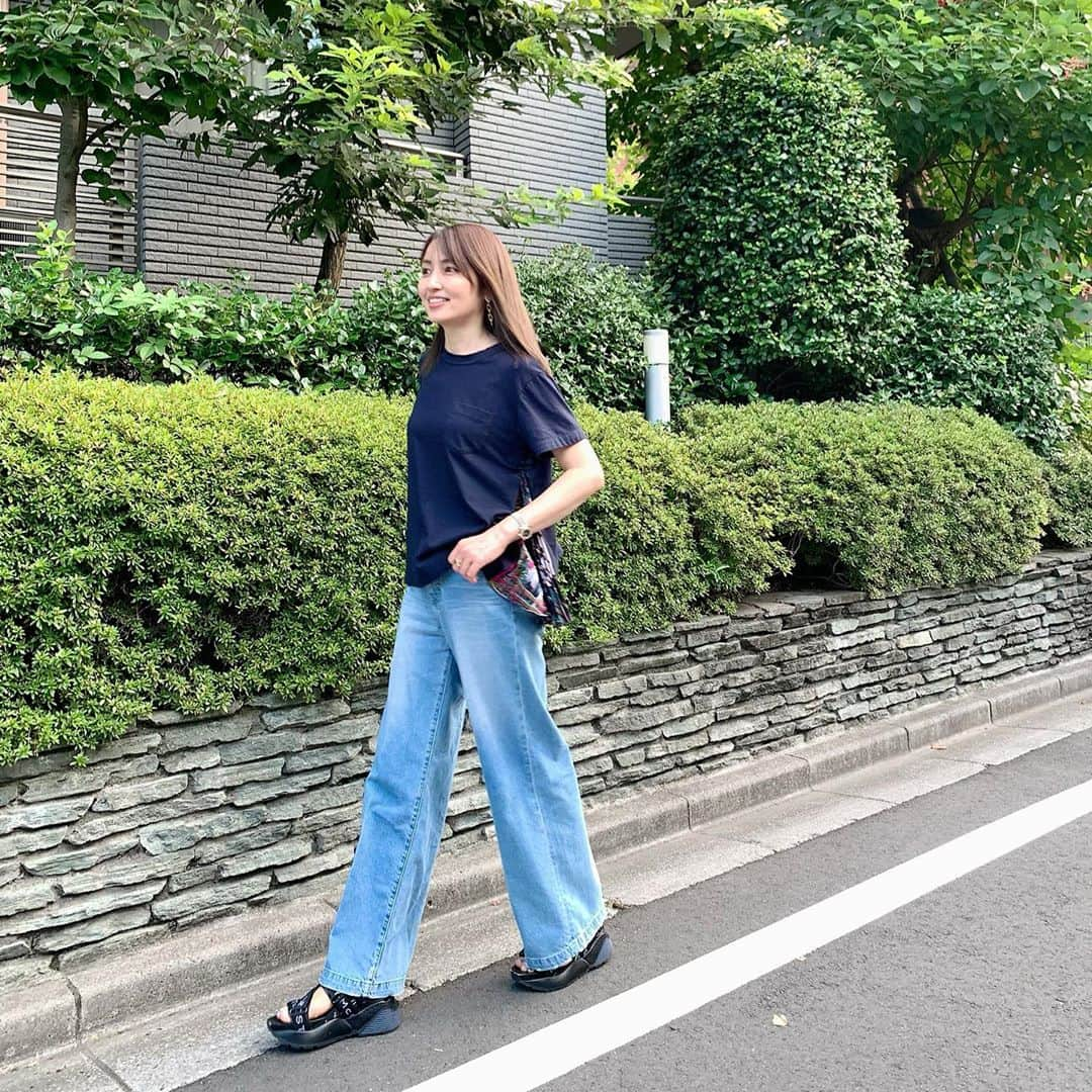 矢田亜希子さんのインスタグラム写真 - (矢田亜希子Instagram)「今日は朝からロケへ！ 今日は本当暑くて代謝アップしているからものすごい発汗！びっくり！気分的に痩せたかも！(なわけないけどw) 今日の衣装は トップス @sacaiofficial  デニム @woadblue_official  シューズ @stellamccartney  #ロケ#バラエティ番組#sacai#woadblue#デニム#デニムスタイル#ハイウエストデニム #ハイウエストワイドデニム」8月27日 20時04分 - akiko_yada