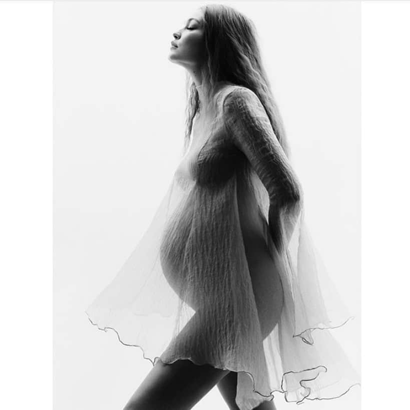 ELLE Germanyさんのインスタグラム写真 - (ELLE GermanyInstagram)「Supermodel Gigi Hadid zeigt sich erstmals mit Babybauch auf ihrem Instagram-Account – und sieht umwerfend schön auf den Bildern aus! Bis jetzt hat die 25-Jährige wenig Wind um ihre Schwangerschaft gemacht und sich eher aus der der Öffentlichkeit zurückgezogen. Jetzt schreibt sie unter eins der Bilder: Growin’ an Angel. Herzlichen Glückwunsch, Gigi Hadid! 👼 Photocredit: @gigihadid, Fotograf: @luigiandiango, Styling: @gabriellak_j, H/M: @erinparsonsmakeup」8月27日 14時40分 - ellegermany