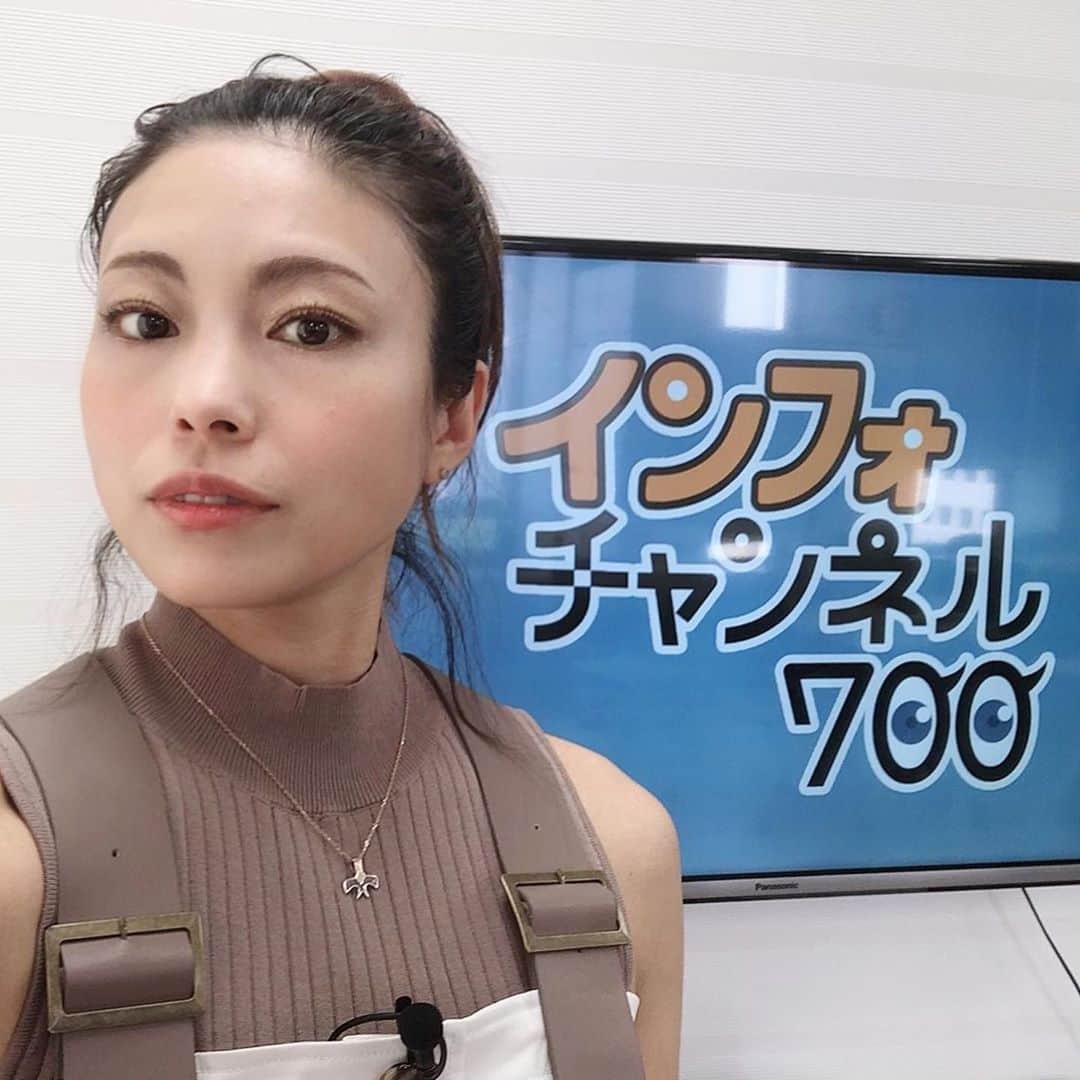 のインスタグラム：「インフォチャンネル700 の撮影をしてきました。　 とっても素敵なワンピースの衣装は　@eclin_official  です💕 今回は番組のCMも2本撮りました。 いつも座りオンリーの撮影なので動きをつけよう！と歩いたりカメラに駆け寄ったり振り向いたりしながらびっちりのセリフをきっちり30秒に収める一発撮り！ 間違えたら最初からやり直し😱なので緊張しましたが、忙しいのを楽しんでる感じで！とのアドバイスが効いて 勢い良く撮影が出来ました😊👍🏻✨ セリフを覚えるのは歌詞を覚えるのと違うので、これも良い経験になりました。そして可愛い女性ディレクターの演出があざと可愛くて😆👍🏻💕私からは出てこない一面を引き出して頂き、勉強になりました😂  毎月の全国のケーブルテレビ情報をお届けするインフォチャンネル700 。 おススメの番組情報や、この番組オリジナルのコーナーでは、カレー屋さんや古書店巡り、そして楽しい英会話も。  全国のお祭りの中止が相次いでいますが😢　チャンネル700では昨年の盛大な花火やお祭りの模様が観られます！ こんな賑やかな世の中を早く取り戻したいですね。  視聴方法は　チャンネル700 で検索してみて下さい😊  #チャンネル700  #番組MC #tvhost #tvshooting  #eclin  #catv #CM撮影」