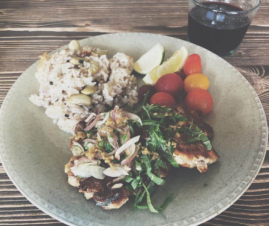 のインスタグラム：「昨晩のさつま揚げのたねの残りをフライパンで焼いて、お魚ハンバーグワンプレートご飯🌞 1週間前から漬けて食べられなかった浸し豆の残りも昆布と炊き込みご飯にしました。  最近玉置浩二さまの会話をする事が多くて、安全地帯をずっと聞いている。今年のディナーショーは絶望的な気がしてきた。色々と我慢の一年だな。 #お昼ごはん　#LAZYDAZYでいつも泣きそうになる」