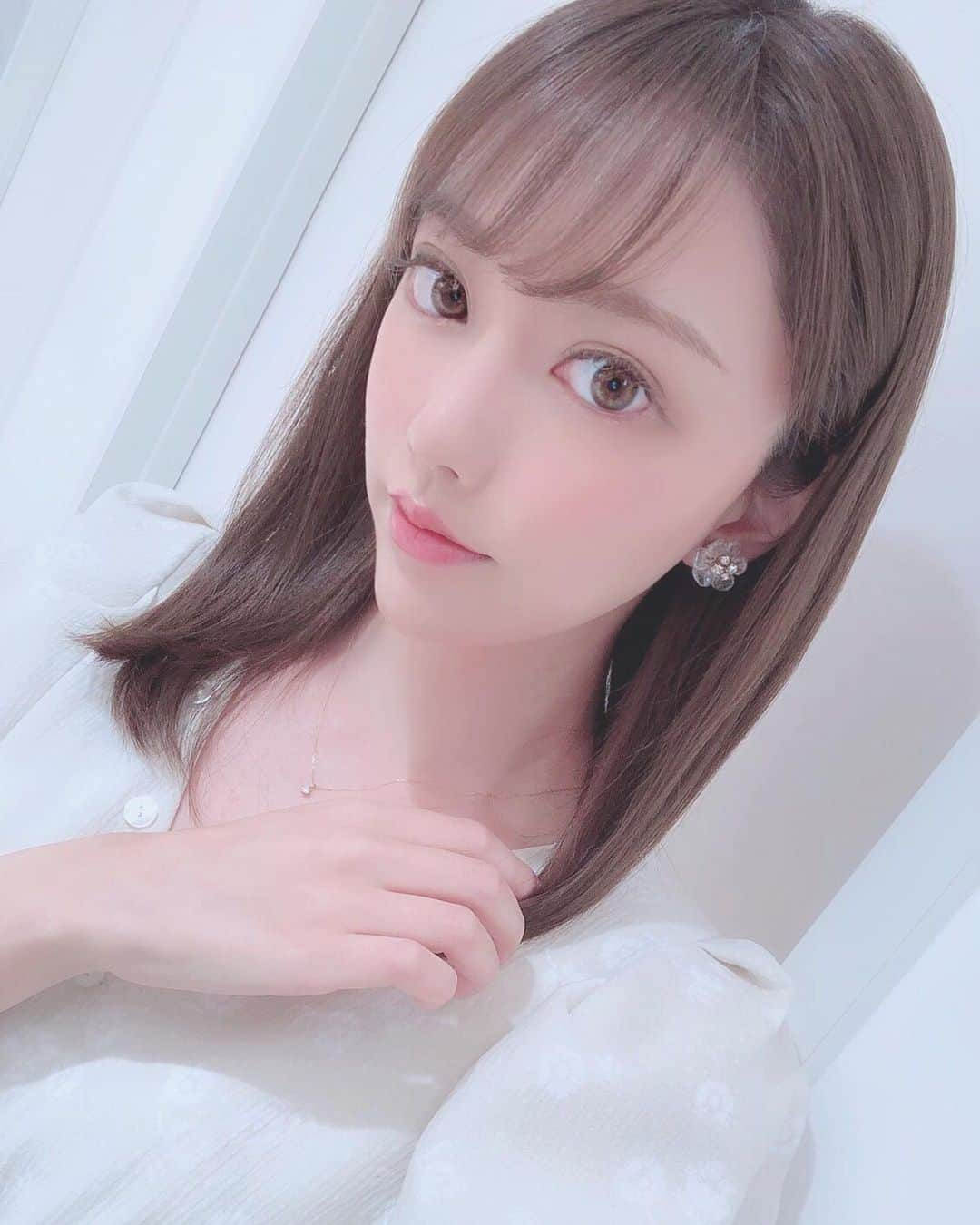 山村ゆりかのインスタグラム：「ひさびさにロアナトリートメントしてきたよ✨ 髪の毛切りすぎて毛先が広がっちゃってたのがキレイにまとまったし、紫外線とかでパサパサになっちゃってた髪の毛がサラツヤになってうれしい〜(⸝⸝o̴̶̷᷄ ·̭ o̴̶̷̥᷅⸝⸝)✨ . before⇔afterがすごい🤣笑 . . . #loana #ロアナ #ロアナトリートメント #サラ髪師」