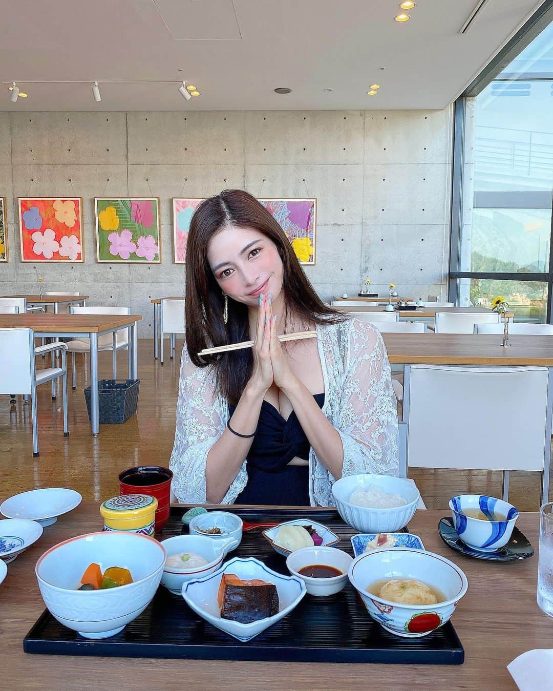 のインスタグラム：「朝ごはんモリモリ食べた🍚 美味しかった〜！！！ (これで服が苦しくなった。笑) ・ ・ ・ ・ ・ ・ ・ ・ ・ ・ ・ ・ ・ ・ #ベネッセ#美術館#現代アート#安藤忠雄#建築#デザイン#アート#オールインワン#ブラック#ワンピース#ワンピ#水着#ブラックコーデ#海#夏休み#夏の思い出#撮影#セクシー#オトナ女子#大人可愛い#旅行#女子旅#お洒落さんと繋がりたい#風景#sunset#tripgram#bikinigirl#beachlife#japanesegirl#beachlover」