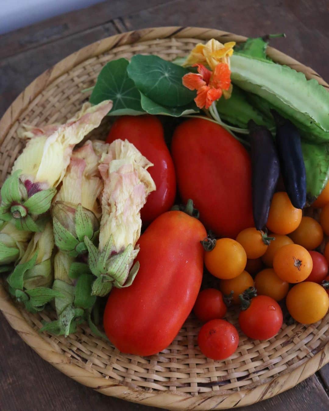 masakiさんのインスタグラム写真 - (masakiInstagram)「Thu.27 Aug.2020 手強い自然相手の農業で大切に育てられた @nomurasayaka の野菜が届きました。 すべての野菜は、農薬や化成肥料は不使用。 こうして自然のサイクルにあわせた旬の野菜を いただけることは、豊かで贅沢なこと。  色鮮やかなミニトマトやサンマルツァーノ、 紫とうがらしやはじめてのシカク豆や花おくらなどなど。 この他にも瑞々しい野菜がたくさん！ さて、何つくろ♡」8月27日 15時04分 - mogurapicassowols