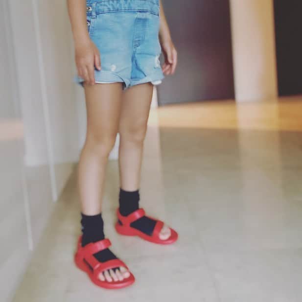 矢沢心さんのインスタグラム写真 - (矢沢心Instagram)「履かなくなったschoolの靴下を使って何やらチョキチョキ ハサミを入れて出来たのは 忍者のような靴下  オープントゥブーツにオススメの靴下らしい😊  #心娘 #心長女 #つま先なしソックス #成長を感じる #意外といい物を作る #TEVAサンダル」8月27日 15時00分 - yazawashin.official