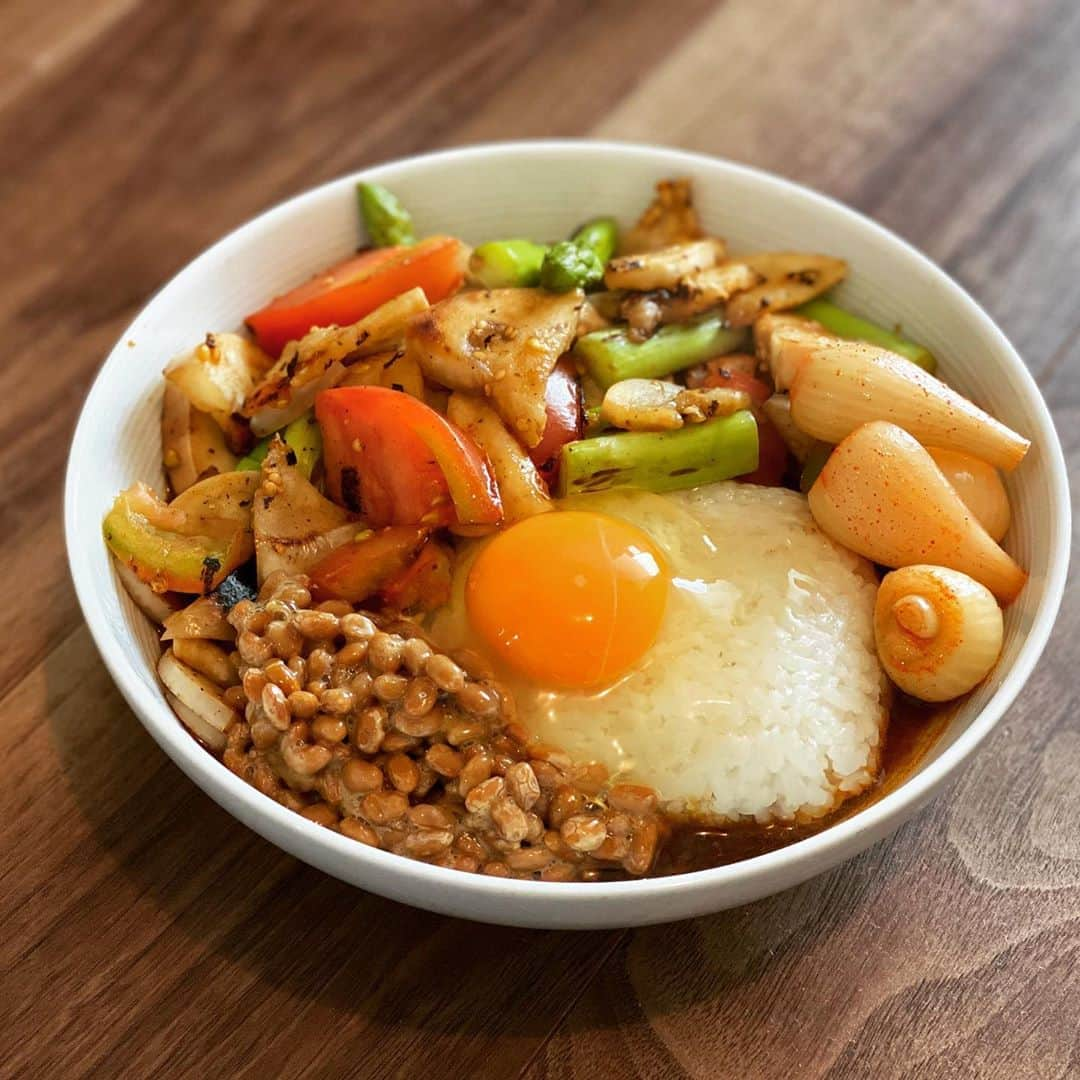 内田朝陽さんのインスタグラム写真 - (内田朝陽Instagram)「手料理　今日は雑に男飯 ・ カレーに、野菜炒め、納豆、卵、手作りらっきょうトッピング ・ #朝陽飯　#あさひめし　#チート　#納豆　#野菜カレー　#カレー　#卵　#curry #vegi #rice #japan #らっきょう　#昼にもりもり食べる」8月27日 15時04分 - asahi_uchida