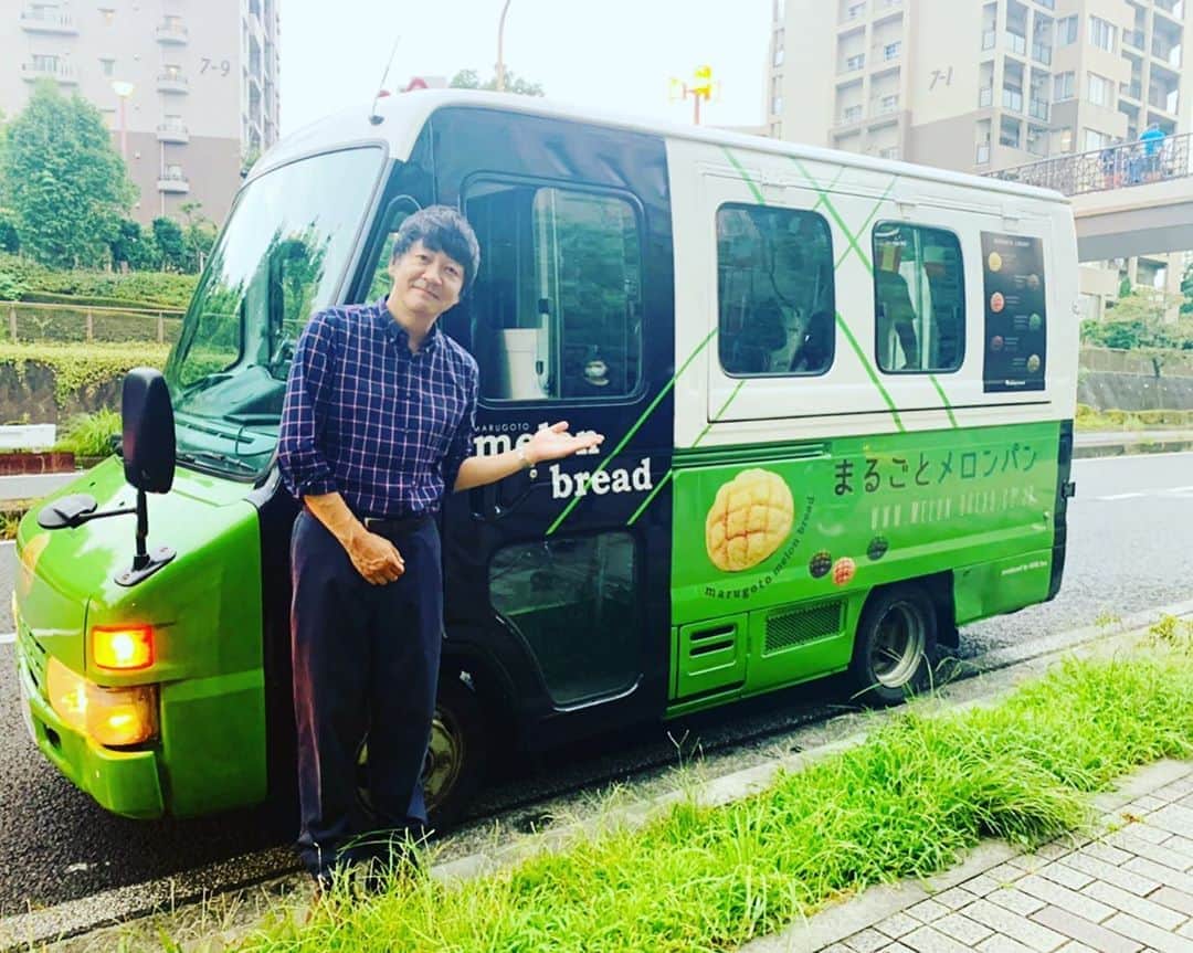月に吠える。のインスタグラム：「なにやら見た事のある車が 何故かメイさんのご自宅前に💦  #miu404  #綾野剛 #星野源 #メロンパン号 #私の家政夫ナギサさん  #多部未華子 #大森南朋  #瀬戸康史」