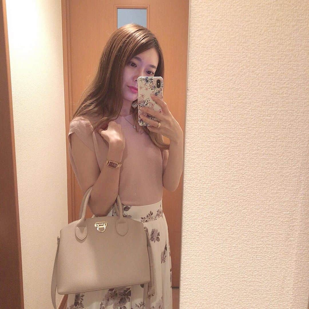 菊池かなこのインスタグラム：「. くすみピンクの @happy_candle_official のミニバッグが 使いやすすぎてヘビロテ✨ . 手提げにもショルダーにもなって一石二鳥🦢 . 中は仕切りがたくさんあって バッグの中の整理がしやすくてとにかく嬉しい🤍 . ちっちゃめなので ワンピとかパステルカラーとかの 女の子らしい服装の時に合って重宝してます❤︎ . . ୨୧┈┈┈┈┈┈┈┈┈┈┈┈┈┈┈┈┈୨୧ @happy_candle_official #happycandle #ハッピーキャンドル #ハピキャン」