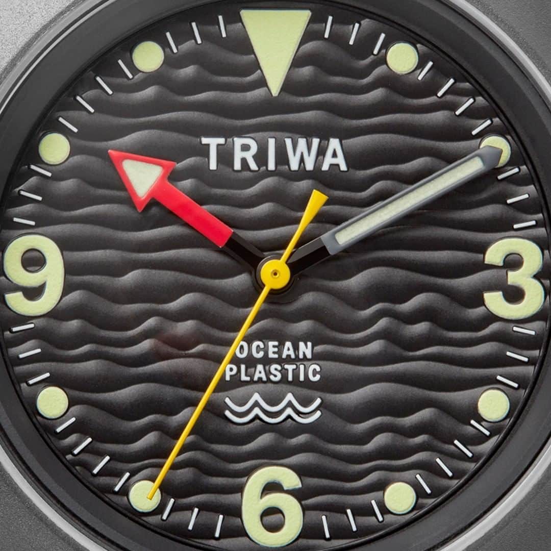 のインスタグラム：「What's your favourite thing about this dial? 👇⠀⠀⠀⠀⠀⠀⠀⠀⠀ ⠀⠀⠀⠀⠀⠀⠀⠀⠀ #ocean #recycled #fashion #watch #accessory #fashionstatement #sustainablefashion #sustainability #sustainabledesign #design #ethicalfashion #waves #beach #plasticfree」