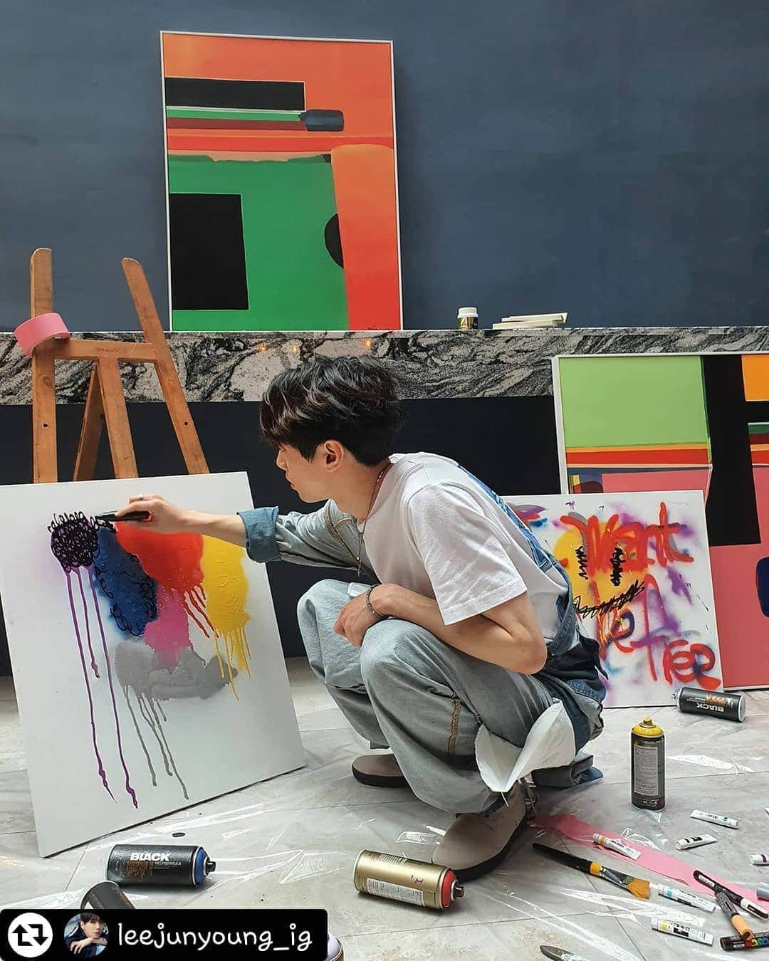 U-KISS（ユーキス）のインスタグラム：「#리그램 - @leejunyoung_ig by @get_regrammer [#이준영] 일할때나 그림 그릴때 항상 멋진 준영이😊 싱글맨로그 기대 많이 해주세요!   #LEEJUNYOUNG  #싱글즈매거진 #싱글맨로그」