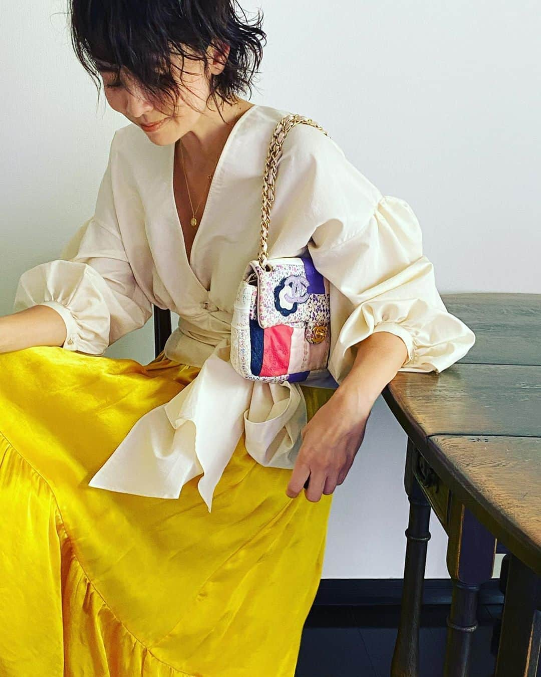 五明祐子さんのインスタグラム写真 - (五明祐子Instagram)「CHANEL @chanelofficial のパッチワークのバッグは 15年ぐらい前にパリで買いました。大好きすぎて😂時々しか登場させないんだけど（布なので汚れやすいから大事に使ってます😂）カラーを効かせた　@forte_forte のコーディネートに持つと💜 • • #chanel#forteforte」8月27日 15時37分 - gomyoyuko