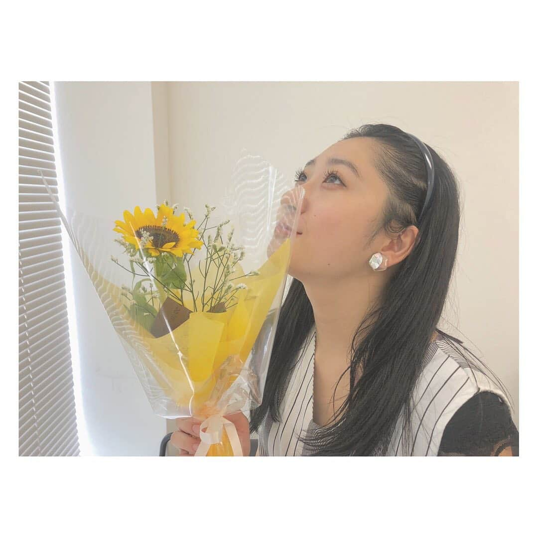 小片リサさんのインスタグラム写真 - (小片リサInstagram)「﻿ ﻿ #ひまわり の花言葉は「憧れ」﻿ ﻿ 諸説ありますが、﻿ ここではこの言葉が一番あってるかなぁ！﻿ ﻿ 大好きなお花をプレゼントにしました🌻﻿ ﻿ ﻿ #秋山眞緒 #まおぴん﻿ #誕生日プレゼント #プレゼント #present﻿ #向日葵 #sunflower﻿ ﻿ #小片リサ﻿ #tsubaki_factory﻿ #つばきファクトリー」8月27日 15時41分 - risa__ogata.official