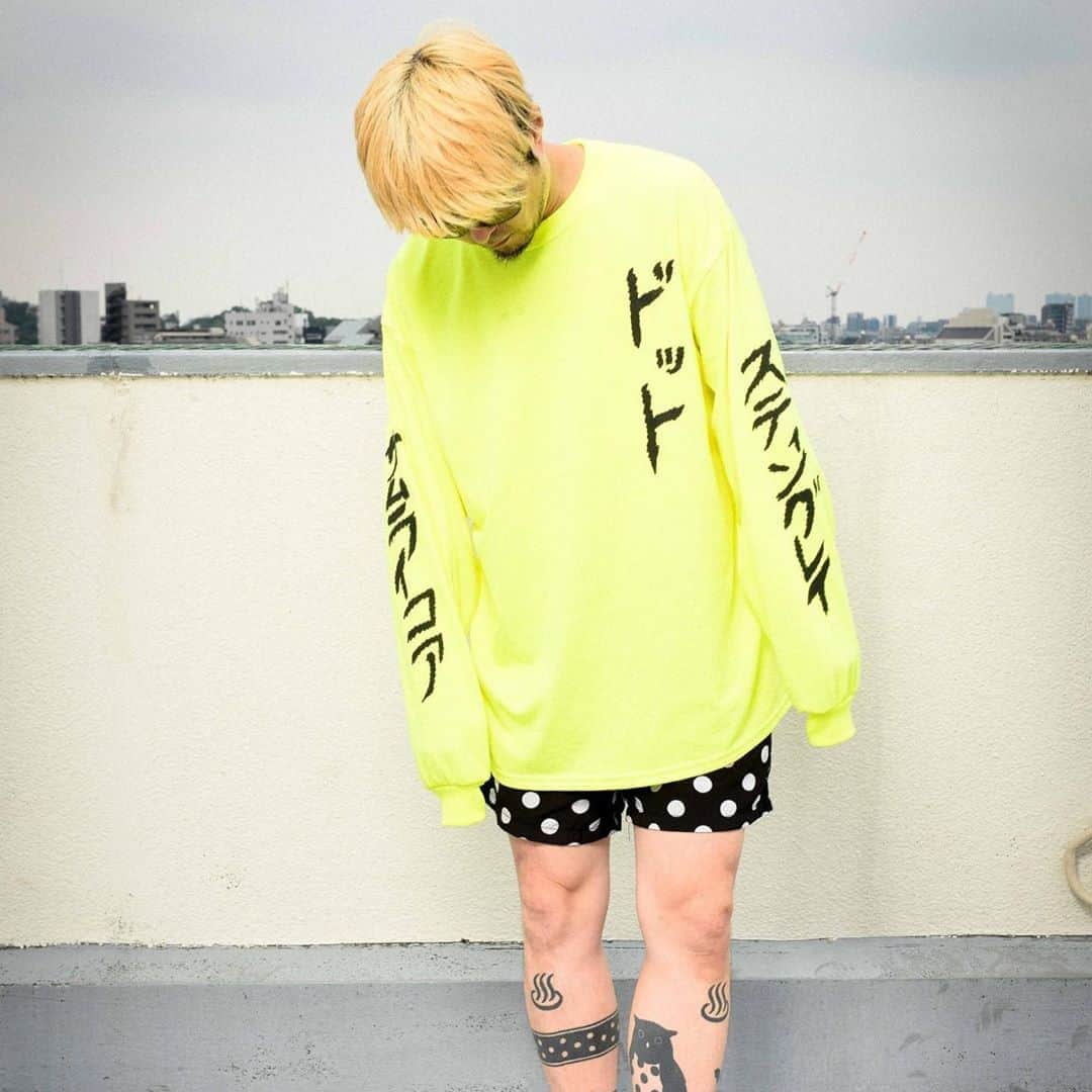 のインスタグラム：「【STINGRAY10周年コラボ紹介3】 9月3日から大阪よりスタートする期間限定ショップ&通販サイトで発売する「STINGRAY10周年を記念した10ブランドとのコラボグッズ」を北から紹介！  3.「SAMURAI CORE」！サムライコアは東京祐天寺にある「MITSUME」をベースに展開する去年立ち上がった気鋭のブランド！「FR2」や「男はつらいよ」等、edgeが効いたコラボを展開するカッコイイブランド！今回はTA-1にカタカナグラフィックを書き下ろして貰ってぶっ飛んだロンTEE！蛍光イエローがオススメ！  @mitsumetokyo @samuraicore_official @a.g.s.mamoru  #stingray #東京 #祐天寺 #mitsume」