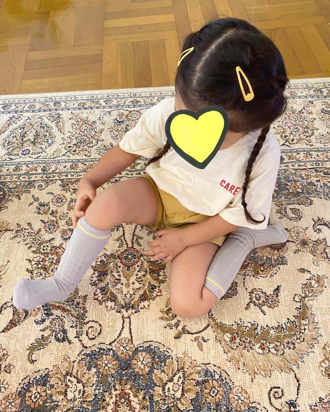 近藤千尋のインスタグラム：「子供のハイソックスが可愛すぎる…😳❤️ 全身　@ajuga.shop  です📸 今日も元気にスクールへ😃 母ちゃんは引っ越しして全然片付いていない 衣装部屋の完成に取り掛かります😗🌈笑」