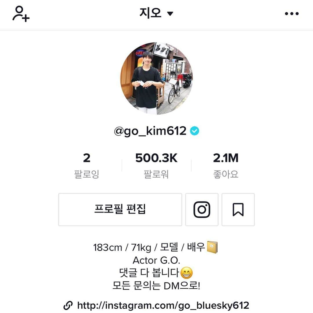 グァンヨン のインスタグラム：「틱톡 50만 팔로워 자축 감사합니다👏🏻👏🏻 나도 브이마크 달았다😁✅ 혼자 집에서 맛있는 거 먹으면서 축하해야지🤣 Thank u for follow me❤️ I love u all😍 . . . . #틱톡#50만#자축#배우#영화#드라마#연기」