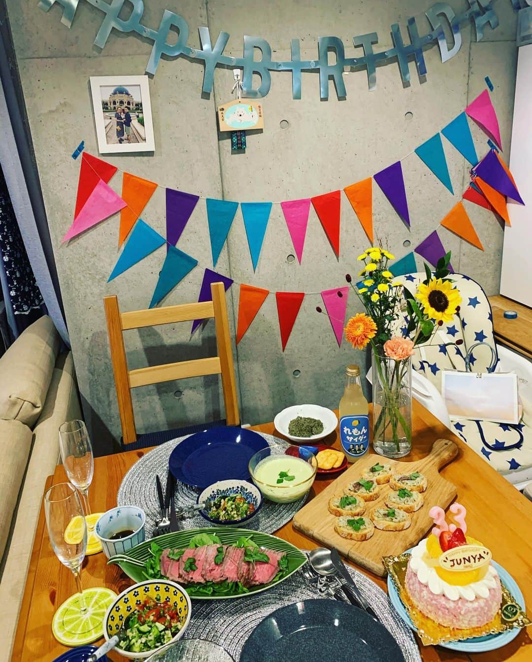 瀬間友里加のインスタグラム：「Happy birthday 🥳 今年はおうちで誕生日ご飯🎂🎉 ◇ローストビーフ ◇枝豆ポタージュ ◇しらすのブルスケッタ ◇トマトとパクチーのサルササラダ ◇とんぶりwithクラッカー 久しぶりに時間をかけてお料理🙆‍♀️ 今年はおうち時間が多いけどいつも楽しませてくれてありがとう✨パパとしてもお世話たくさんありがとう🥰素敵な1年にしようね🎉#happybirthday #birtdaydinner #おうちごはん #おうち時間 #おめでとう」