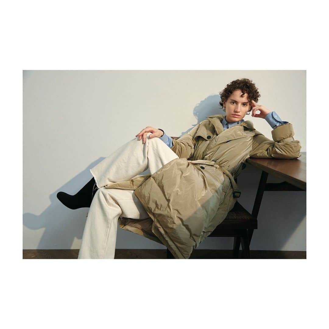 のインスタグラム：「【Whim Gazette 2020 Autumn&Winter Collection】.  . 本格的に寒くなってきたころ、暖かく穏やかな日差しが差し込む「Indiansummer (小春日和)」. . 冬の景色の中でも目を惹くような鮮やかなカラーや、心地の良い素材で、寒さの中に感じる暖かさを楽しめるミックススタイルを提案します。 ぜひご覧ください。.  . Coat(TANAKA)¥143,000 Shirt(THE ACADEMY NEW YORK)¥31,900 Pants(TANAKA)¥38,500 Earrings(PHILIPPE AUDIBERT)¥11,000 Scarf(jejia)¥16,500 Shoes(PELLICO)¥94,600  PHOTOGRAPH: @ph_o.h.n.o STYLING: @kumicomics HAIR: @kazuki_fujiwara_hair MAKE-UP: @nobukomakeup ART DIRECTION & DESIGN / PROJECT MANAGEMENT: @onpointdesignjp MODEL: STELLA (WEST)  #whimgazette#ウィムガゼット#2020AW#indiansummer#collection#jejia#pellico#tanaka#theacademynewyork」