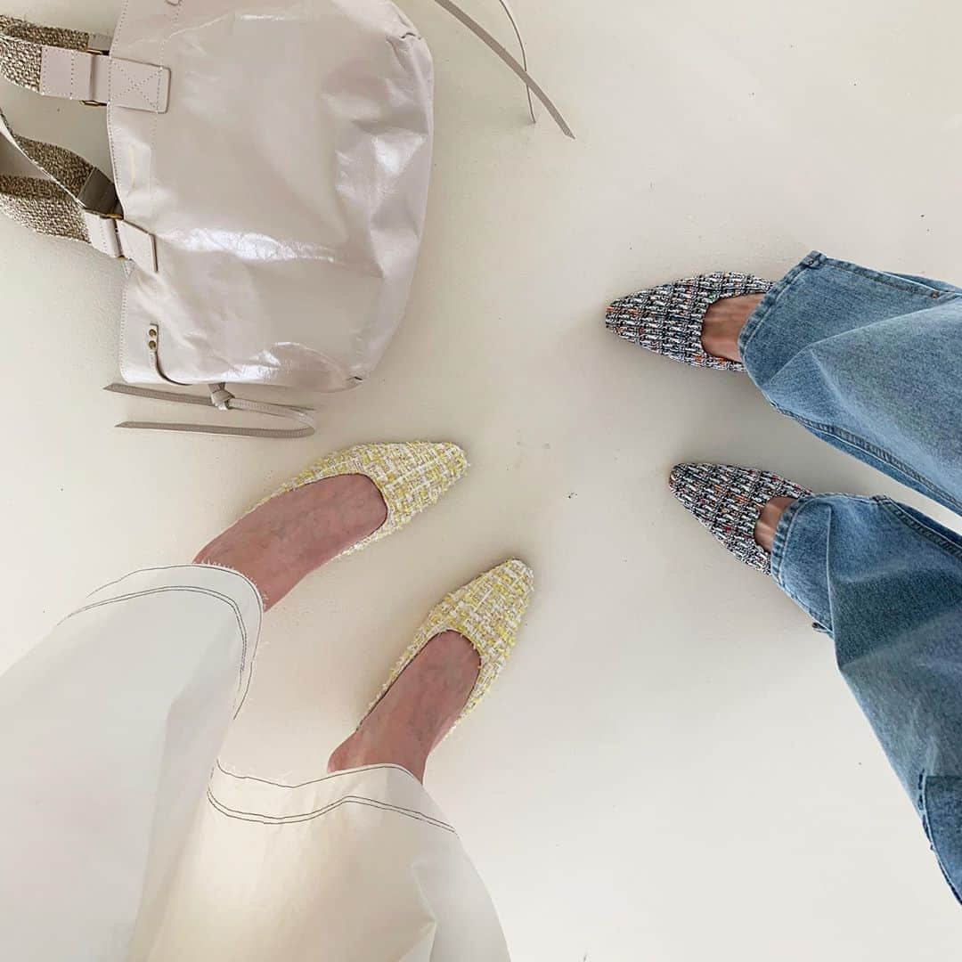 カン・ヘヨンさんのインスタグラム写真 - (カン・ヘヨンInstagram)「👠 #자체제작 #뮬 슬리퍼 버전3 오픈 안내  내일 (금) 낮 12시입니다  💛💛💛3분 타임세일 15% 특가 ... 할인 ...🔥 맨 뒷장에 금액 확인! 이렇게 세련되고 세상 비싸보이눈 트위드를... 이 가격에 구매하신다면 진짜류..🔥🔥🔥  컬러 / 실버, 체크, 옐로우, 블랙 사이즈 / 225~260mm 제작기간 / 약 최소 2주 소요  ✅사이즈 팁 / 발볼이 넓거나 발가락이 긴 체형, 발등이 높을 경우 “반사이즈 업” 그 외 정사이즈 추천  어페리피트 자체제작 #뮬슬리퍼 는 뭐가 다를까요? 1. 어페리피트 특유의 폭신한 쿠션감 ⭐️2. 발볼이 넓어도 슝슝 들어감 ⭐️3. 뛰어도 잘 벗겨지지 않는 안정감있는 쉐입 4. 아무리 찾아도 찾기 힘든 디자인 👉🏼 사입 상품이 아니라 제작이니까요 5. 실제로 제가 #만삭 까지 착용한 상품입니다 6. 그러나 디자인은 하나고 발 모양은 가지각색이기에 맞지 않으신 분들도 분명 !!! 있습니다 7. 나머지 설명은 사이트 [자체제작] 카테고리에서 고객님들의 실 리뷰를 확인해보세요🤩 8. 200% 국내 원단 / 국내 공장에서 제작 9. 80% 이상 #수제화 공정과 흡사하여 높은 퀄리티를 자랑함 10. ✅✅✅그러나 이렇게 착한 가격 👉🏼 한 번 오픈시 최소 500족 최대 1,000족 이상으로  많이 판매되기에 감사한 마음에 항상 저렴하게 측정  자 - 그럼  #이벤트 당첨자분들 발표해볼까유?? 네 분 추첨인데 많은 분들이 참여해주셨기에 총 여덟분 추첨했어요. 대 박 🤭 @zj._.vely  블랙 @im_hke 블랙 @ashaonni_j 옐로우 @rimvely__  옐로우 @mindongg_e  실버 @huixcatus 실버 @seonhye177 체크 @adqkr 체크 댓글에 어페리피트 아이디 꼭 꼭 꼭 적어주세요🔥 축하드려옹 예쁜 인증샷 기대할게요?💛💛💛」8月27日 16時04分 - mangdoo_noona