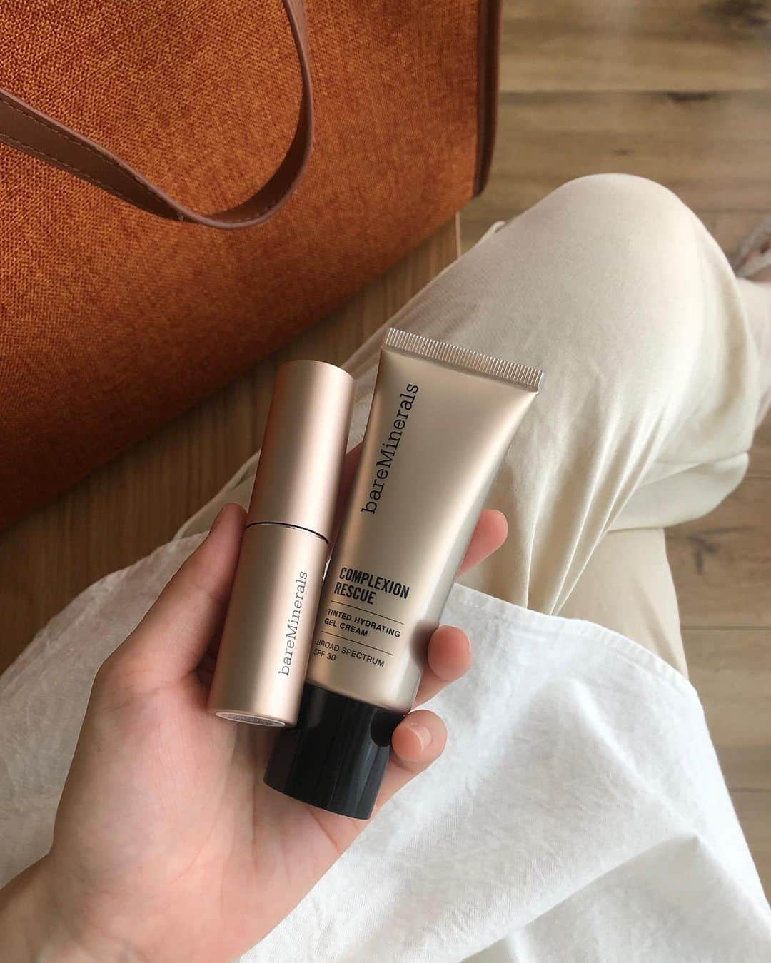 _shioriogawa_のインスタグラム：「肌にも環境にも優しい @bareminerals_jp 🪐 ミネラル豊富な水系成分配合で つけてた方が肌が潤ってる🧖🏻‍♀️✨ ㅤㅤㅤㅤㅤㅤㅤㅤㅤㅤㅤㅤㅤ ㅤㅤㅤㅤㅤㅤㅤㅤㅤㅤㅤㅤㅤ  ㅤㅤㅤㅤㅤㅤㅤㅤㅤㅤㅤㅤㅤ #ベアミネラル #ビーガンコスメ #クリーンビューティー  #コスメ #ベースメイク #CRティンテッドジェルクリーム #CRハイドレイティングファンデーションスティック」