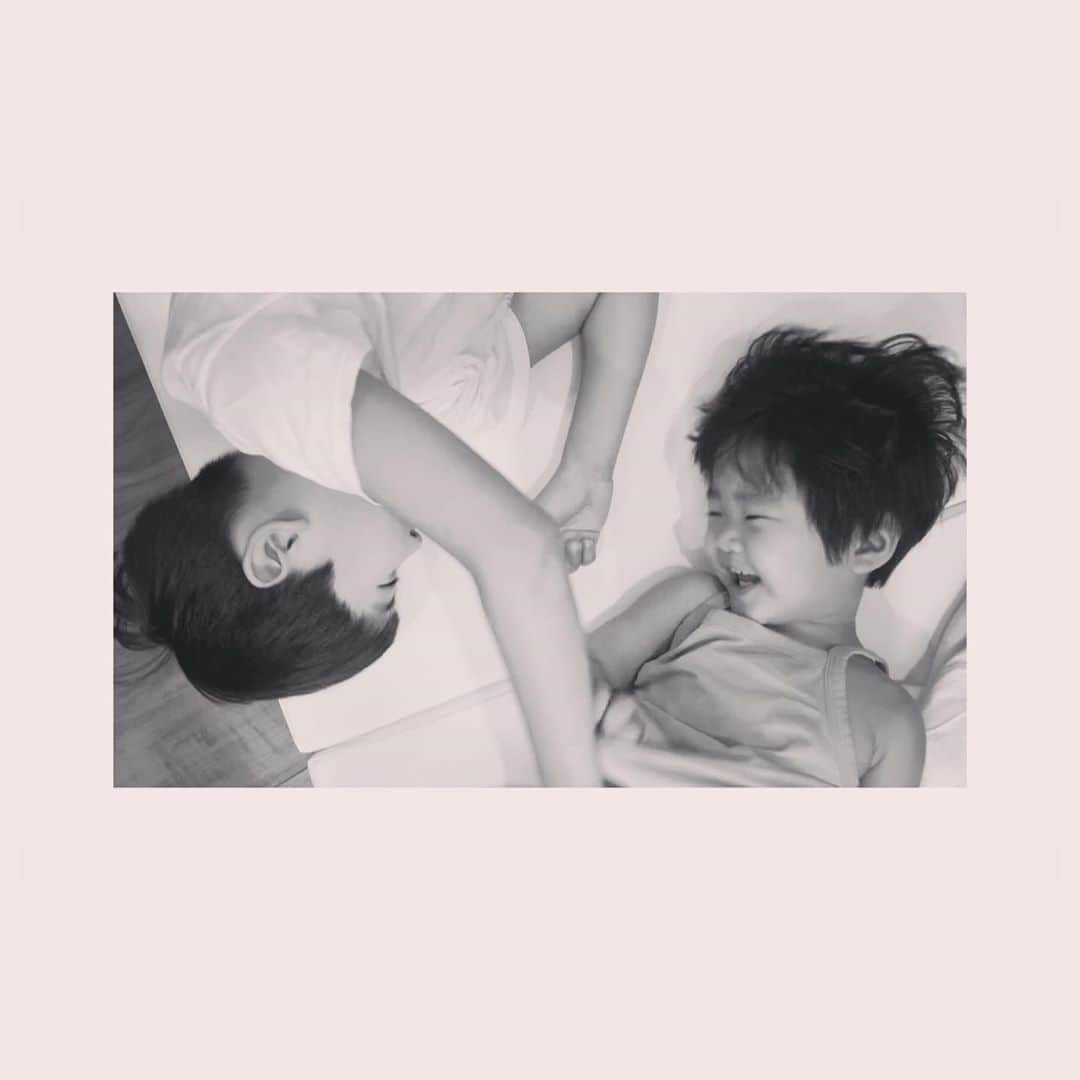 キム・ヒョジンさんのインスタグラム写真 - (キム・ヒョジンInstagram)「수인 형아를 넘넘 좋아하는 둘찌❤️ #7세16개월형제#내보물들」8月27日 16時08分 - hyojin__0705