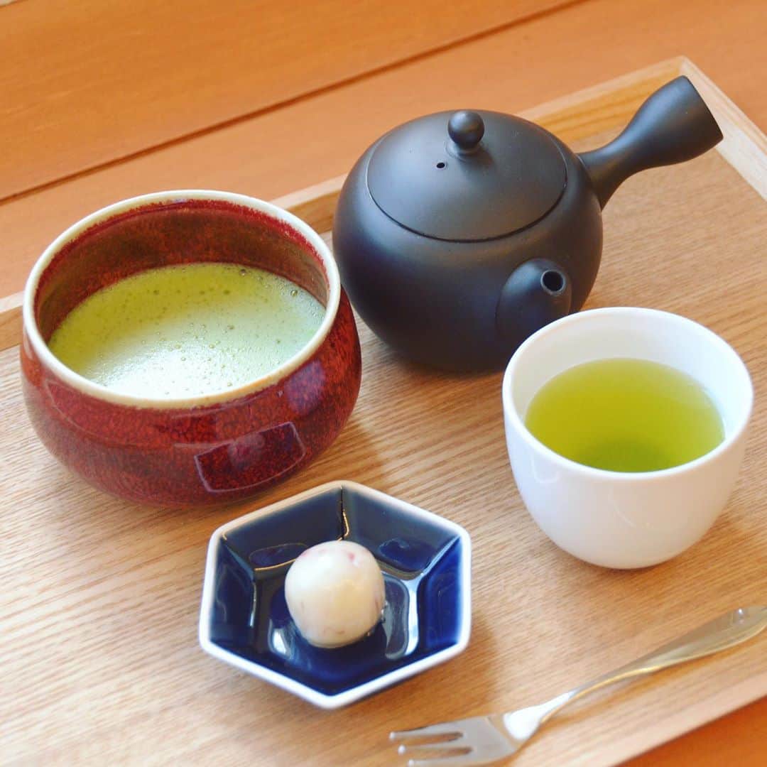 島田市さんのインスタグラム写真 - (島田市Instagram)「「抹茶と緑茶DEいっぷく」体験！﻿ ﻿ 島田の緑茶観光は、さまざまな体験に緑茶をプラスして、6つのプログラムで極上のいっぷくが味わえる新しい緑茶体験。 茶工場をリノベーションしてオープンしたカフェ「MATCHA MORE」では、オーガニックの抹茶と緑茶の飲み比べセットを楽しめます！和菓子も付いてます☺️ お茶農家が愛情たっぷり育てた茶葉で作った抹茶と緑茶を、茶畑に囲まれたカフェでのんびり飲んで、いっぷくしませんか。﻿ ﻿ 詳しくは、MATCHA MORE（080-1183-3419）までご連絡ください。﻿ ﻿ 営業時間／日曜のみ営業﻿ 11時〜16時﻿ ﻿ ﻿ #島田市 #島田市緑茶化計画 #緑茶 #抹茶 #matcha #飲み比べ #和菓子 #greentea #tea #Japan #オーガニック #organic #ラテ」8月27日 16時12分 - shimadacity_shizuoka_official