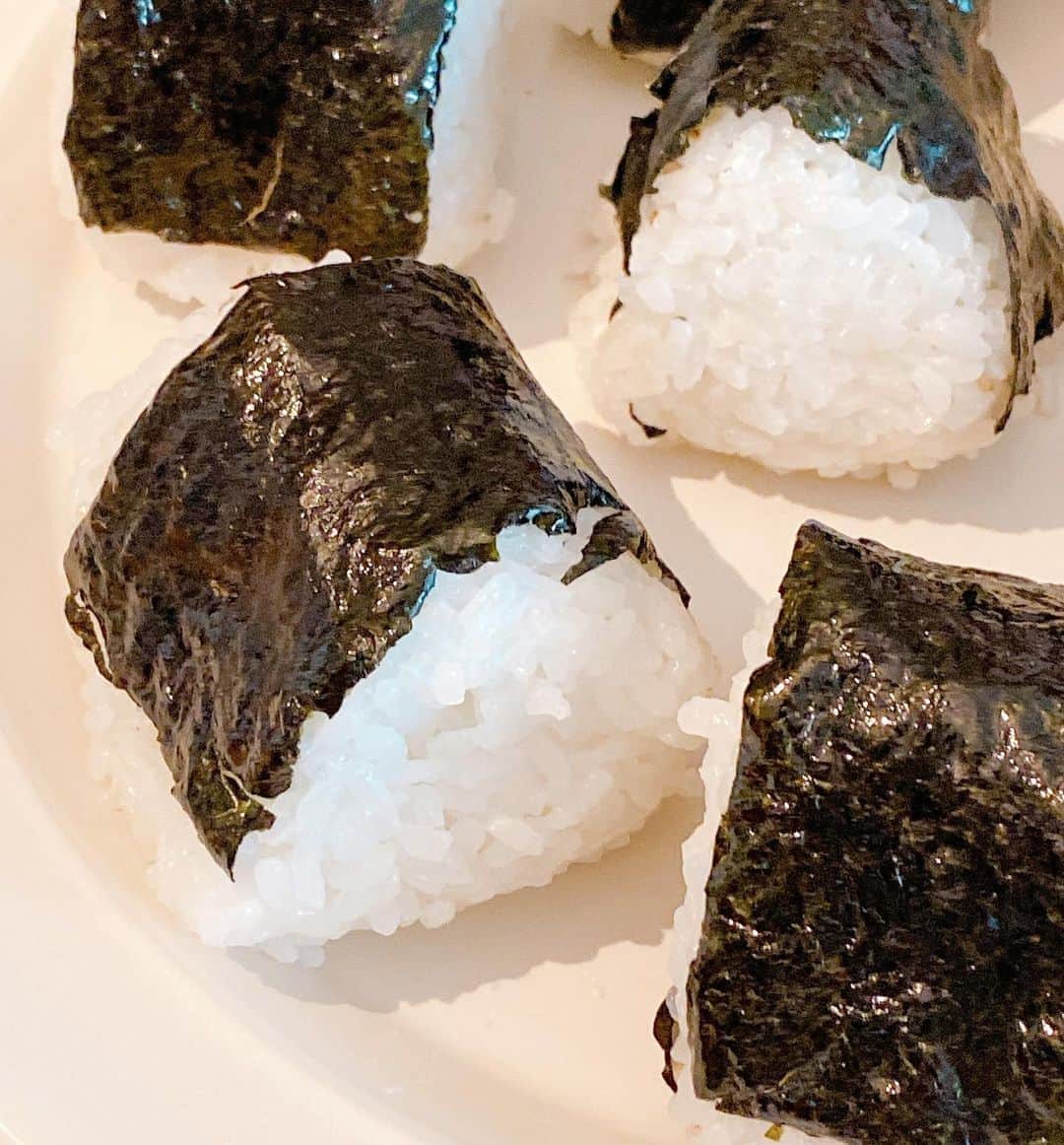Sachiのインスタグラム：「おにぎりって最強のJapanese foodだよね。 . 夏バテ防止策として 朝からぱくっと食べれるおにぎりを朝食にスタートしてみた。 ふと、おにぎりが浮かんだのw。 . おにぎりは何年ぶりに握っただろう。 幼少期に母から習ったぶりに握ったであろう。 とにかく熱いよね。びっくりしたょ🤪 . 母はとてもとても手が大きく、 我が家のおにぎりはいつも大きいサイズだった。 . そんな母に、小さいサイズの可愛いおにぎりを握って欲しいと頼んだ記憶がある。 (確か、お母さんのおにぎりは大きくて可愛くないから さっちゃん小さくて可愛いのが食べたい、、とかそんなよくわからない事を😝母に伝えた。 母はややショックだったと後に聞いた😅) . 母は難しいなぁぁ...と言いながら 小さいサイズのおにぎりに挑戦してくれていた台所に立つ母の後ろ姿が懐かしい。 . 子供の頃は お米が苦手だった事もあり よくsachiにおにぎりを作ってくれていた。 母の作るおにぎりが好きだった。 そこには母の工夫があったのだろ。 . 大人になっても、 おにぎりを頬張ると笑顔になるのはなんでだろ。 食のPowerって本当にすごい。 母の料理、祖母の料理、当たり前に食べていた手料理からも学んだ気がする。素敵だよね。 . だから食いしん坊はやめられない。 . ちなみに、 おにぎりに使う海苔は味付け海苔で、 しんなりさせたのが好き派です🤲🏻 . ひさびさに母の作る大きいおにぎりが食べたいなぁ。。 いくつになっても敵わない女性であり偉大な母だ。 (本人には言わないけどねw) Happiness 🌍 . #japan#japanesefood #food#life #和食#朝ご飯#母の味#おにぎり #sachiは食いしん坊  #sachiのbeautytime」