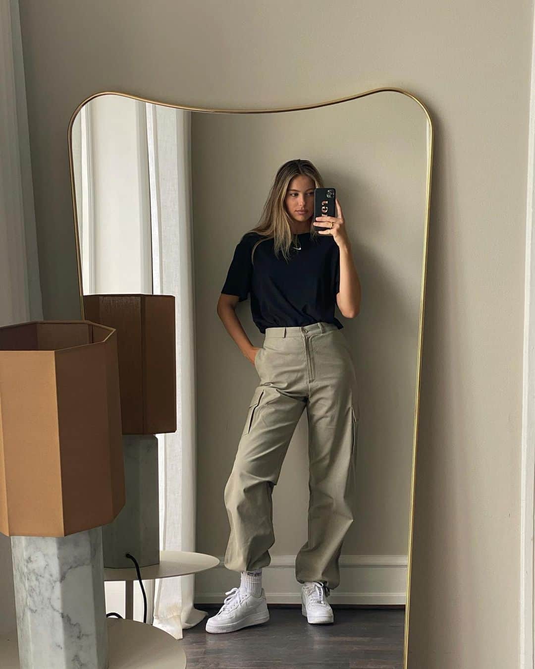 Mathilde Goehlerのインスタグラム：「Rainy days calls for basic wardrobe 🪐」