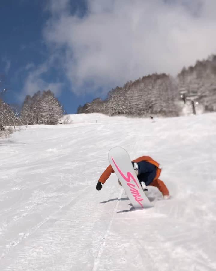 hoshinofumikaのインスタグラム：「私のおすすめスノーボード🏂  高速で全部楽しむならこれ！🧡❄️  @sims_snowboards_jp ATV 🏂 シムススノーボードのエーティーブイってモデル🤗✔️ 足元の小指側についているスネークバイトテック🐍 のおかげで少しの力と板の傾けで簡単に操作しやすいよ🌼 長さも豊富でガールズからボーイズまであるの✌️ 去年ついていたウッドシートが無くなって 軽くなって取り回しも楽💯 デザインもレトロポップで 私はすごくお気に入り🖌💮 高速でターンしたいし、ジャンプも、ジブもグラトリもガンガンやりたい人は楽しいと思うよ🐍🔥 スピードのレベルアップを図りたい人へ 味方になる板だと思う✔️💜 エッジをそんなに使いたくない人へは不向きだよ😌✔️ わたしとたくみくんは お揃いでコレ✌️✌️🔥 🏂　@takumi_hirata  . . . #snowboarding #snow #winter #simsnowboys #シムススノーボード　#スノーボード　#スノボ　#スノボ女子　#スノボ男子　#残暑お見舞い申し上げます」