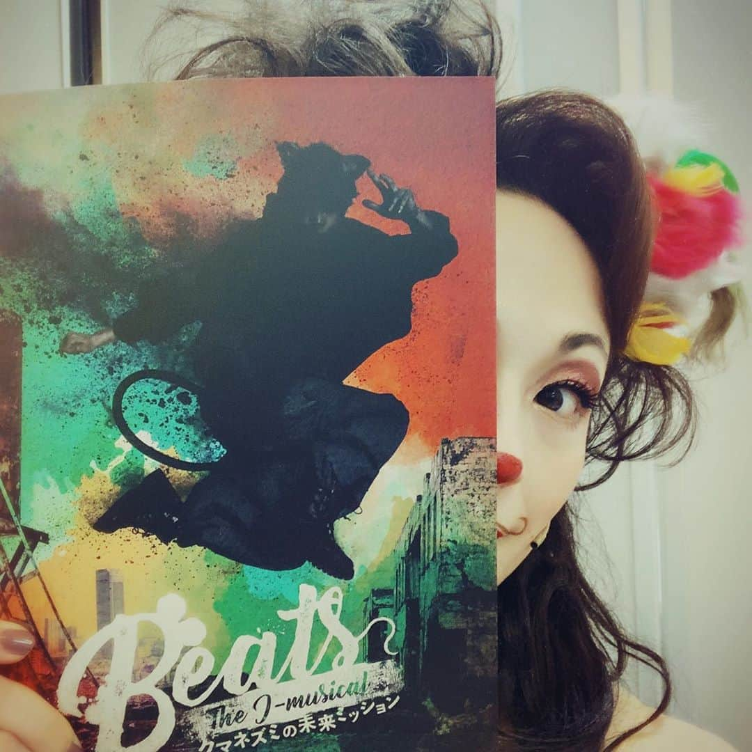 シルビア・グラブさんのインスタグラム写真 - (シルビア・グラブInstagram)「本日、無事「Beats」の初日を迎えられました！本当に本当にありがたいです！ 今の世の中、幕を上げることが凄く難しい中なんとかここまで来ました！ここから30日まで、毎日2回公演、 今度は無事千秋楽が迎えられることを祈りながら頑張ります！  上條恒さん、Kazzさんの三ツ星キッチンの新しい作品が世に出る瞬間を共にステージで過ごせた事を幸せに思います。  三ツ星キッチンの「Beats」8月30日まで東京芸術劇場　シアターウエストにて上演中。 28日の公演はライブ配信もします😉  #beats #三ツ星キッチン　#オリジナルミュージカル　#銀座のママルビー　#東京芸術劇場シアターウエスト #クマネズミの未来ミッション  #theaterlife #theaterlove #openingday #theaterlife #theaterlove」8月27日 16時29分 - sylviagrab717