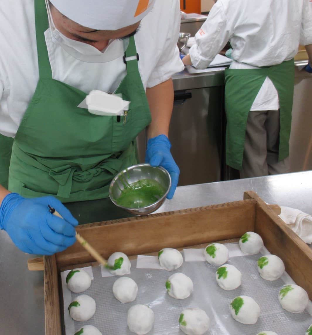 神戸製菓専門学校（公式）さんのインスタグラム写真 - (神戸製菓専門学校（公式）Instagram)「🌈製菓衛生師科(昼1年制)🌈 和菓子実習で #ういろう と #上用饅頭 を作りました😊ぼかしの技術を使ってすいかを表現しています！タネは黒ごまでできています🍉すごい再現度ですね。このようなことができるのも和菓子作りの魅力です✨  #神戸製菓　#神戸製菓専門学校　#和菓子　#和菓子職人　#和菓子作り　#外郎　#上用まんじゅう #すいか　#🍉　#夏　#夏の和菓子　#お菓子作り　#お菓子作り好きな人と繋がりたい #japanesesweets #japan #patt istagram2020」8月27日 16時30分 - kobeseika_info