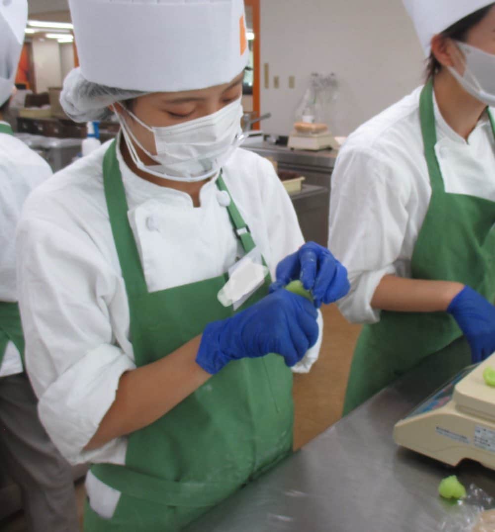 神戸製菓専門学校（公式）さんのインスタグラム写真 - (神戸製菓専門学校（公式）Instagram)「🌈製菓衛生師科(昼1年制)🌈 和菓子実習で #ういろう と #上用饅頭 を作りました😊ぼかしの技術を使ってすいかを表現しています！タネは黒ごまでできています🍉すごい再現度ですね。このようなことができるのも和菓子作りの魅力です✨  #神戸製菓　#神戸製菓専門学校　#和菓子　#和菓子職人　#和菓子作り　#外郎　#上用まんじゅう #すいか　#🍉　#夏　#夏の和菓子　#お菓子作り　#お菓子作り好きな人と繋がりたい #japanesesweets #japan #patt istagram2020」8月27日 16時30分 - kobeseika_info