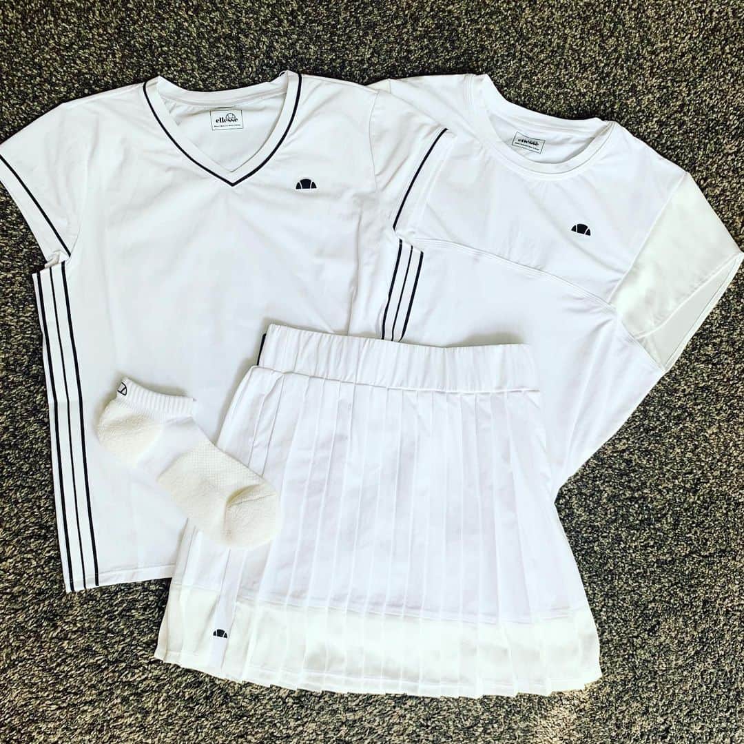 瀬間友里加のインスタグラム：「@ellessejapan New wear❤️🎾 先日久しぶりのレッスンへ！ボールを打つ感覚は悪くないけれど、やっぱり体の動きが鈍い😂筋力が低下気味なので怪我防止のためにも少しずつ上げていこうと思います💪やっぱりテニスは楽しい✨😊💚新しいウェアは2つの素材が組み合わされてて可愛い😍吸汗速乾機能も付いているのでまだまだ暑いこの時期から着ていけそうです🎾楽しみ😊#tennis #テニス #テニスウェア #newwear」