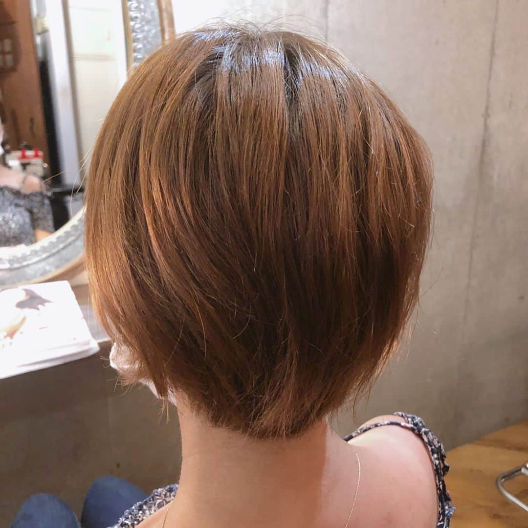 斉藤潤一さんのインスタグラム写真 - (斉藤潤一Instagram)「三枚目にBefore ダブルカラー、カット、トリートメントでショートのイメチェン！  オッジィオットを最大限使いこなして 髪の修復と色の均等性を考えてやりました。 BeforeとAFTERを比較してください。 オッジィオットをやっているお店ならどこでもできるわけではなく。 かなりの数と経験から導き出した入れ方なので是非ROCOSPEARZでやってみて下さい。  バレイヤージュ　 #髪質改善 も可愛い  スタイリスト　#斉藤潤一  明るいカラーが好きな方は是非 . 〒150-0041 東京都渋谷区神南 ご予約はこちらへ ☞☞ TEL ☏﻿ ﻿03-3462-2093 web  roco@1cs.jp 渋谷 美容室 #rocospearz . 〒150-0041 東京都渋谷区神南1-14-9 第7FMGビルB1F . . ご予約はこちらへ ☞☞ TEL ☏﻿ ﻿03-3462-2093 web  roco@1cs.jp . ★平日  open  11:30-22:30 ★土日祝  open  11:00-21:30  #渋谷#東京#oggiotto#新宿#新宿美容室#ヘアアレンジ #外国人風#バレイヤージュ #hair#渋谷美容室 #インナーカラー#オシャレ #ダブルカラー#外国人風カラー#ショートヘア #ヘアアレンジ #ケアブリーチ  #ラベンダーアッシュ #newcolor # #tokyo #shibuya #hair #オッジィオット #モデル#バレイヤージュカラー #バレイヤージュグラデーション#ハンサムショート」8月27日 16時40分 - rocospearz