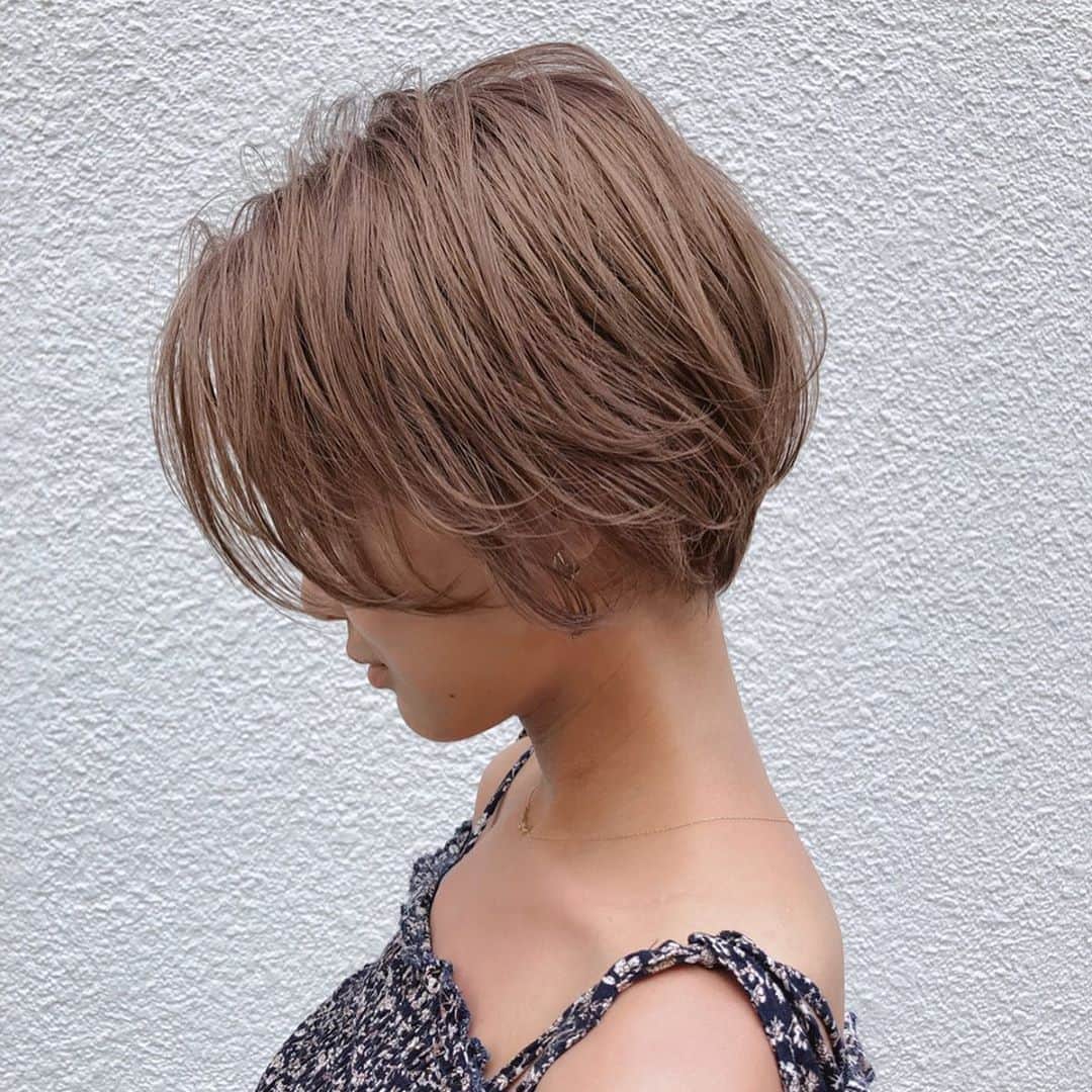 斉藤潤一さんのインスタグラム写真 - (斉藤潤一Instagram)「三枚目にBefore ダブルカラー、カット、トリートメントでショートのイメチェン！  オッジィオットを最大限使いこなして 髪の修復と色の均等性を考えてやりました。 BeforeとAFTERを比較してください。 オッジィオットをやっているお店ならどこでもできるわけではなく。 かなりの数と経験から導き出した入れ方なので是非ROCOSPEARZでやってみて下さい。  バレイヤージュ　 #髪質改善 も可愛い  スタイリスト　#斉藤潤一  明るいカラーが好きな方は是非 . 〒150-0041 東京都渋谷区神南 ご予約はこちらへ ☞☞ TEL ☏﻿ ﻿03-3462-2093 web  roco@1cs.jp 渋谷 美容室 #rocospearz . 〒150-0041 東京都渋谷区神南1-14-9 第7FMGビルB1F . . ご予約はこちらへ ☞☞ TEL ☏﻿ ﻿03-3462-2093 web  roco@1cs.jp . ★平日  open  11:30-22:30 ★土日祝  open  11:00-21:30  #渋谷#東京#oggiotto#新宿#新宿美容室#ヘアアレンジ #外国人風#バレイヤージュ #hair#渋谷美容室 #インナーカラー#オシャレ #ダブルカラー#外国人風カラー#ショートヘア #ヘアアレンジ #ケアブリーチ  #ラベンダーアッシュ #newcolor # #tokyo #shibuya #hair #オッジィオット #モデル#バレイヤージュカラー #バレイヤージュグラデーション#ハンサムショート」8月27日 16時40分 - rocospearz