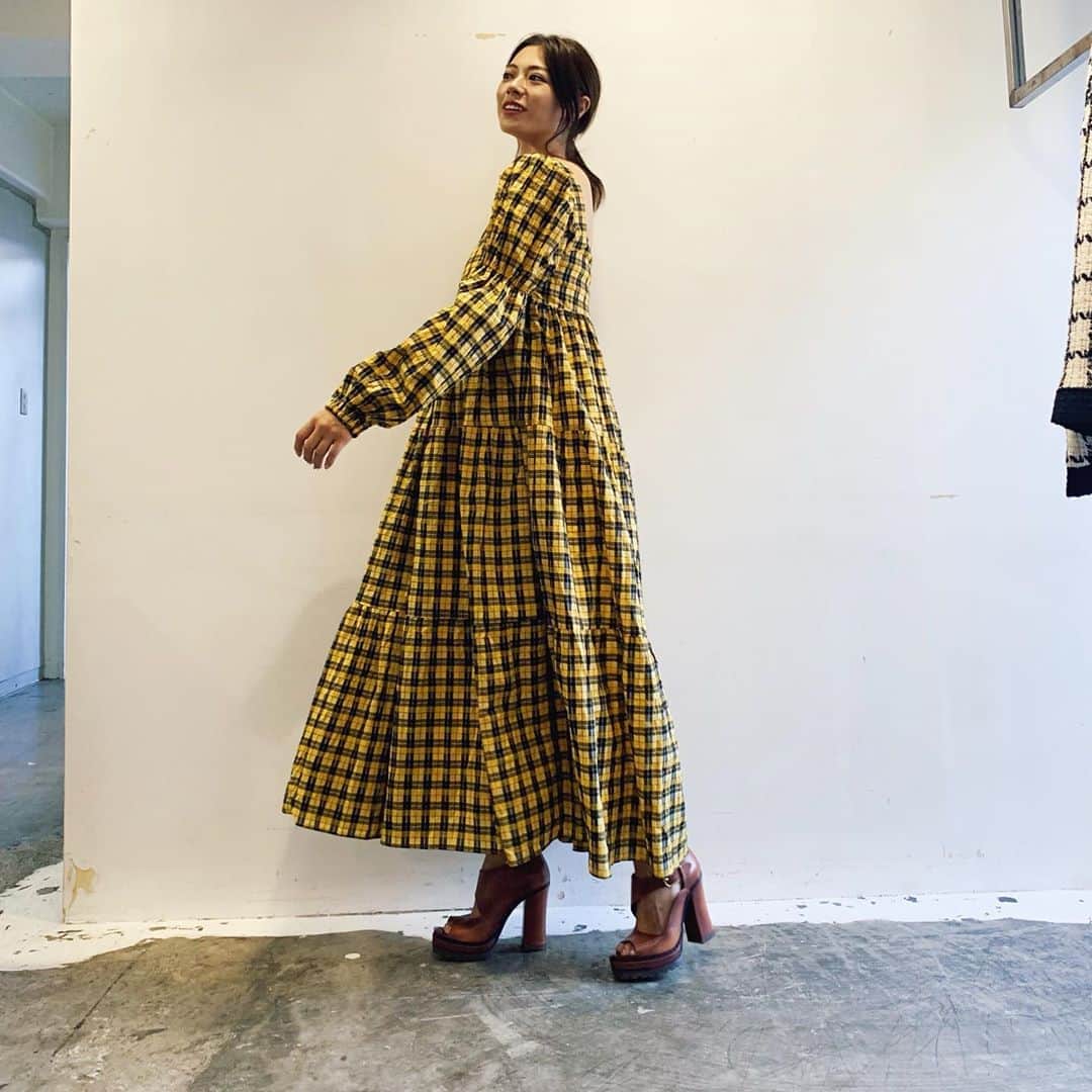 わちみなみのインスタグラム：「@dreamsisterjane はりのある素材のワンピース👗黄色のチェックかわいい！明るくなる👻🌟  #dreamsisterjane #ワンピース #チェックスカート #わちみなみ」