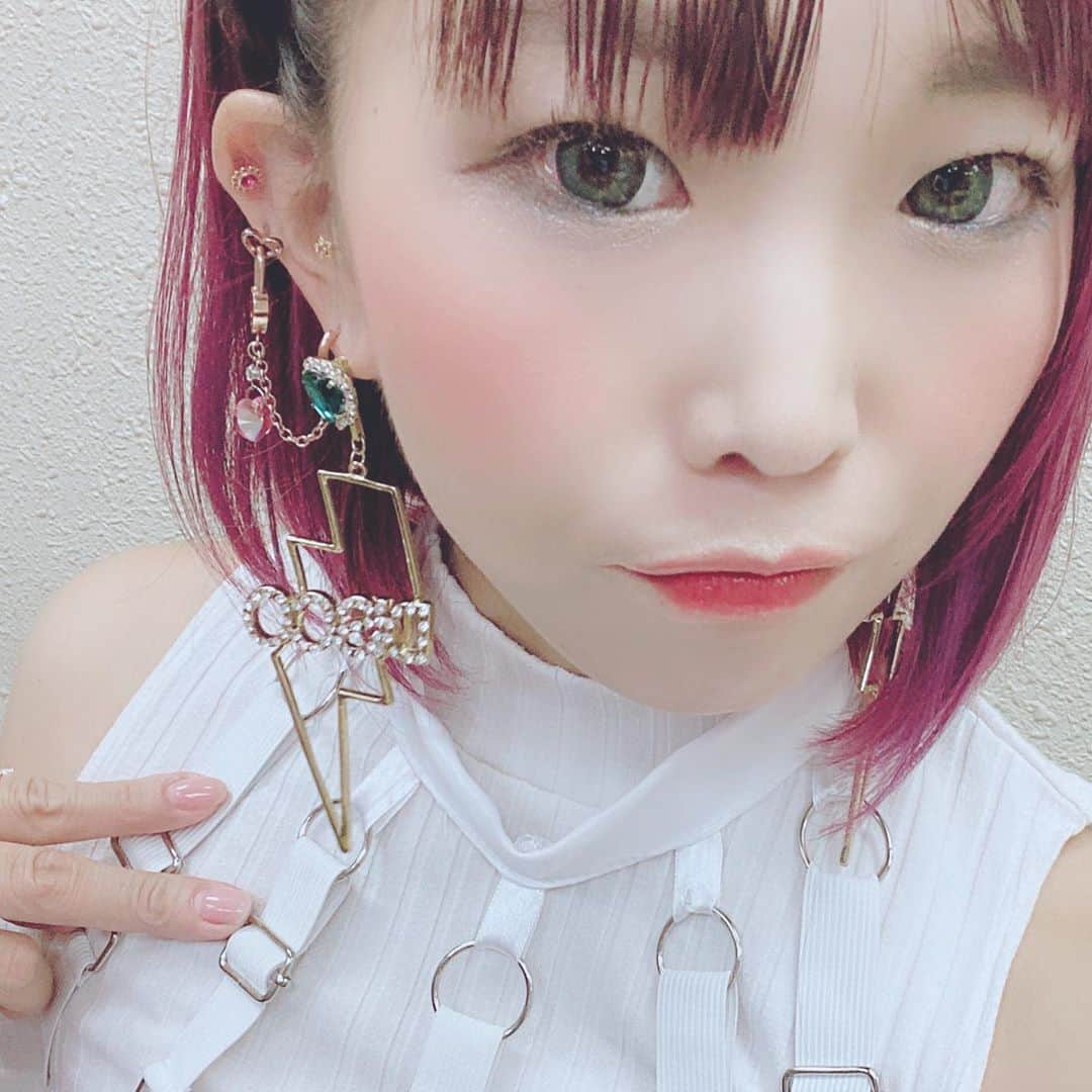 RINGOのインスタグラム：「こないだのライブのときの #ピアスコーデ 😊💖 #onespo のディスコピアス ライブでつけてもとれなかったー😍😍😍 • #medistore #トラガス #アウターコンク #ヘリックス #セルフピアッシング」