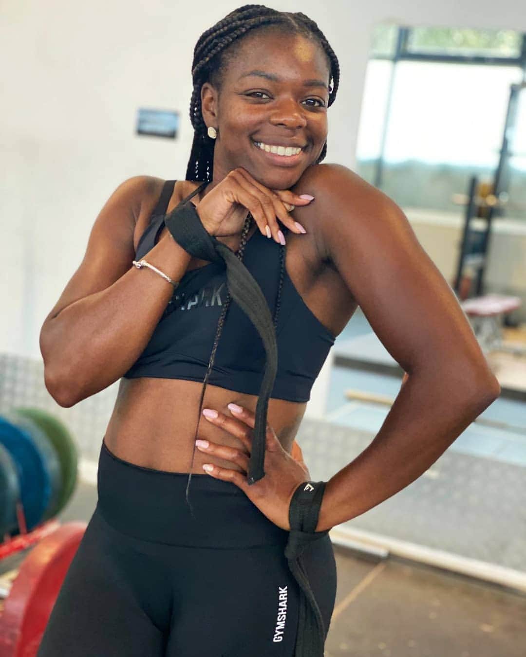 アシャ・フィリップのインスタグラム：「Morning gurrrlfrienddd 👋🏾👸🏾💁🏾‍♀️⁣ ⁣ Another day to smile, another day to lift🏋🏾‍♀😆⁣ ⁣ 🦈 Black on Black w/ @gymshark as always⁣ 🖤 ⁣ ⁣ ⁣ ⁣ #HeyGirl #MorningMotivation #Gymshark #GymLife #Queen」