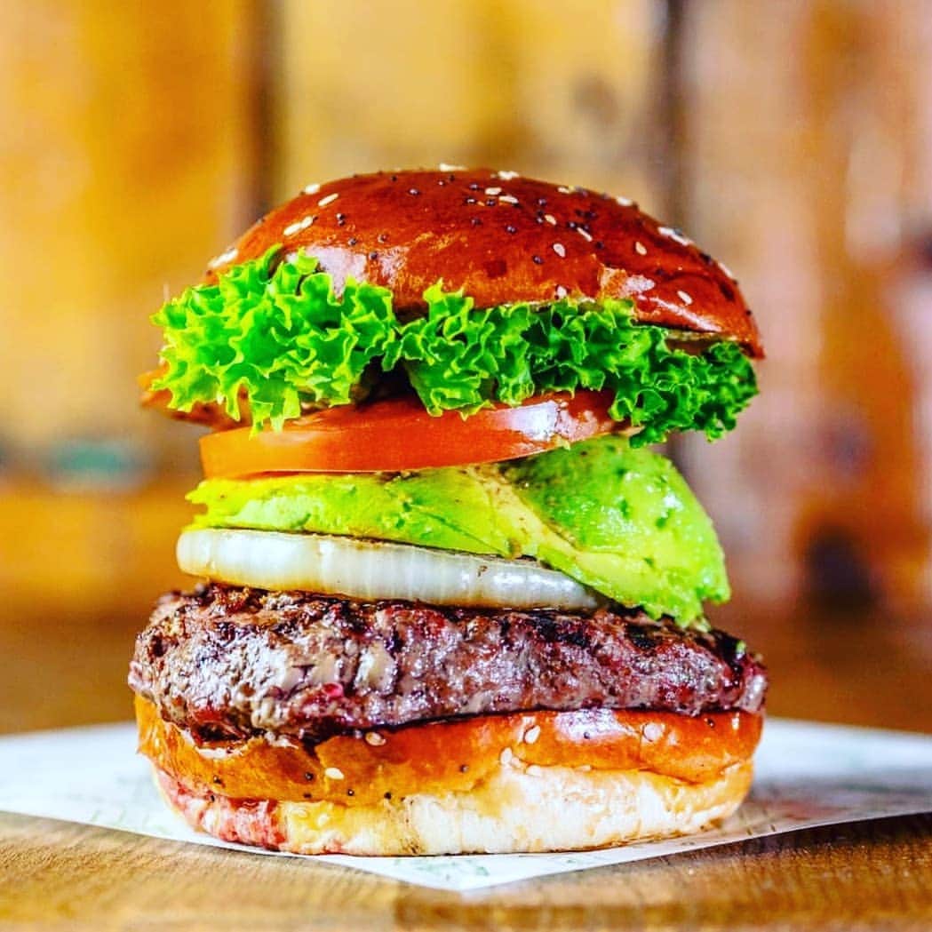 Kua 'Aina UKさんのインスタグラム写真 - (Kua 'Aina UKInstagram)「It's #nationalburgerday and what better way to spend it than with your favourite lava grilled burger??  To celebrate, we are offering FREE FRIES with every burger for one day only! Enjoy!」8月27日 16時35分 - kuaainauk