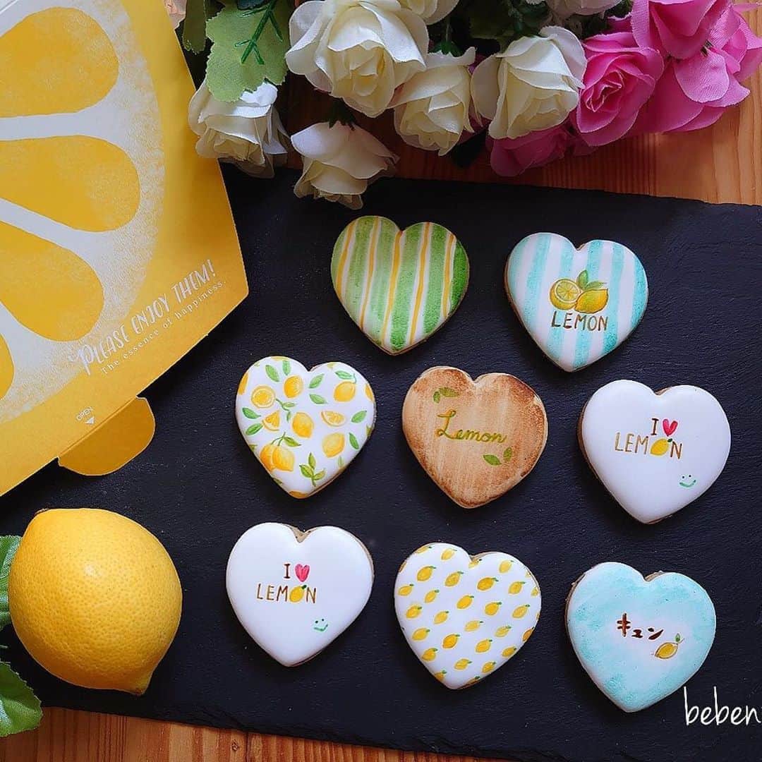 minneさんのインスタグラム写真 - (minneInstagram)「甘酸っぱい恋のような、爽やかなレモンのクッキーはいかが？⠀ 生地からほんのり香るほろ苦さと、はっ！とするような甘酸っぱさが織りなす、不思議な口当たりのクッキー。⠀ 可愛いレモン型のBOXに入っているので、ギフトにもぴったりです。⠀ ⠀ 初恋レモンクッキーBOX/be-benooyatuさん ( @bebenooyatsu )⠀ https://minne.com/items/23686752⠀ ⠀ #アイシングクッキー #レモン #レモンクッキー #クッキー詰め合わせ #詰め合わせギフト #ハートクッキー #ハート #cookies #icingcookies #lemoncookies #heartcookies #minne #ミンネ #ハンドメイド #handmade #プレゼント #ギフト #ハンドメイド作品 #手作り #minne_food」8月27日 16時40分 - minne_official