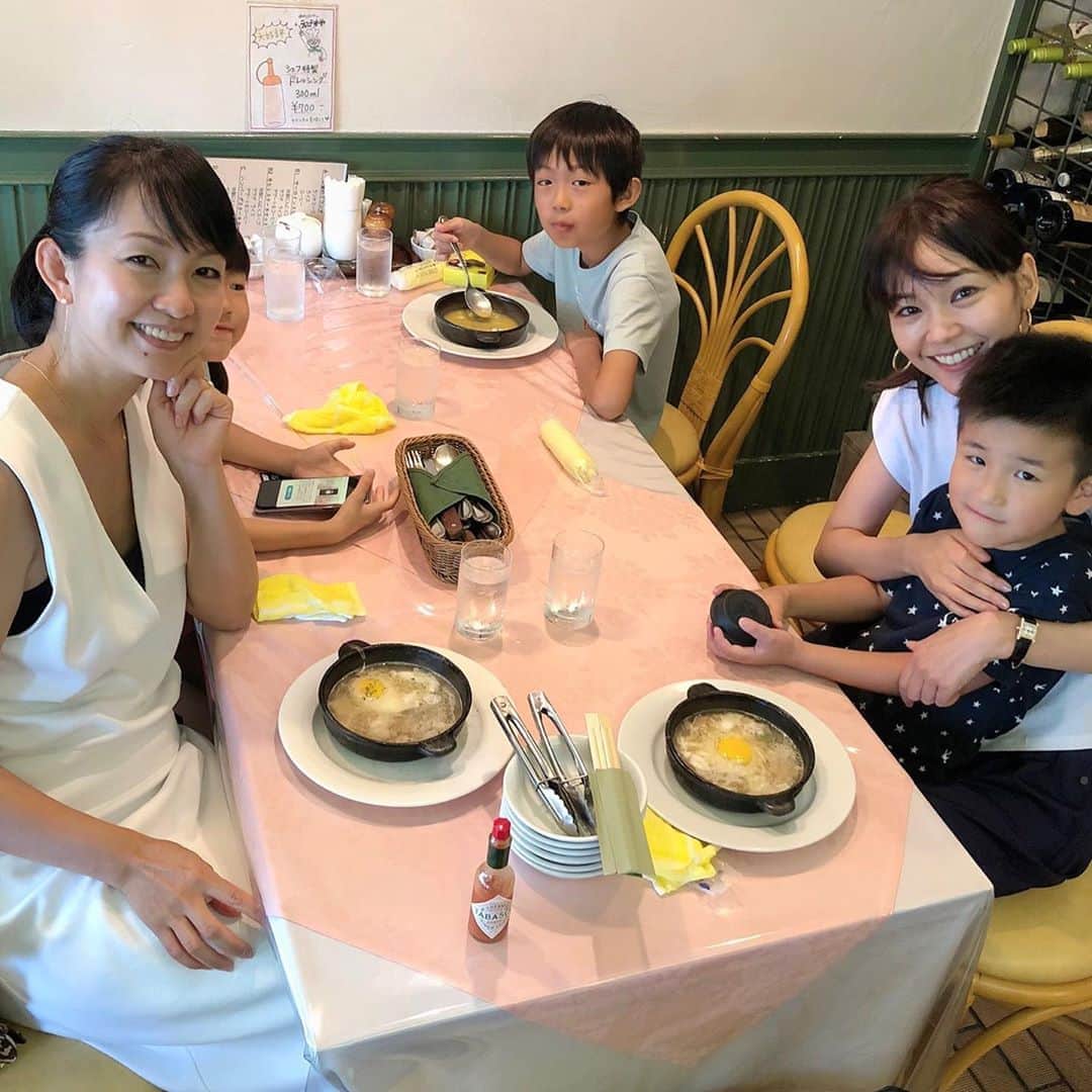 のインスタグラム：「千葉2日目のランチはなおちゃんと　@nao_nao310 えびすやへ！  ここのニンニクスープもドレッシングも、ハンバーグも色々美味しすぎてヤバい（笑）  今回はロールパンのガーリックトーストも食べたよ〜！  ランチでは生姜焼きが無くて、それだけ残念(＞人＜;)  またリベンジするぞ〜（笑）  子供達は暇を見つけてはアプリで変な写真撮ってて、、、  なおちゃん可愛い（笑）  また千葉デートしようね〜！  #千葉#えびすや#孤独のグルメ#ニンニクスープ」