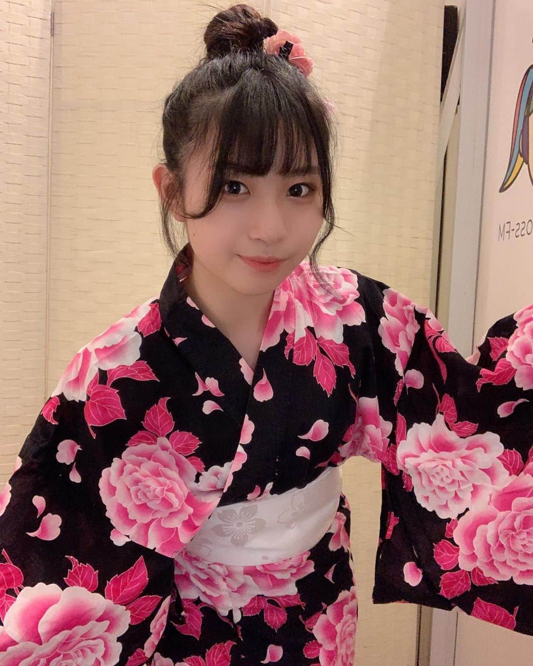 森下舞桜のインスタグラム：「浴衣久しぶり！！！  一昨年の浴衣だけどなんか今年着てみたら身長が伸びてて丈が…😂  花火行きたい〜🎇  #浴衣 #おだんごヘア #ピンク #花 #日本 #yukata  #hairstyle #pink #japan #유카타 #모리 #헤어스타일 #핑크 #꽃 #일본」