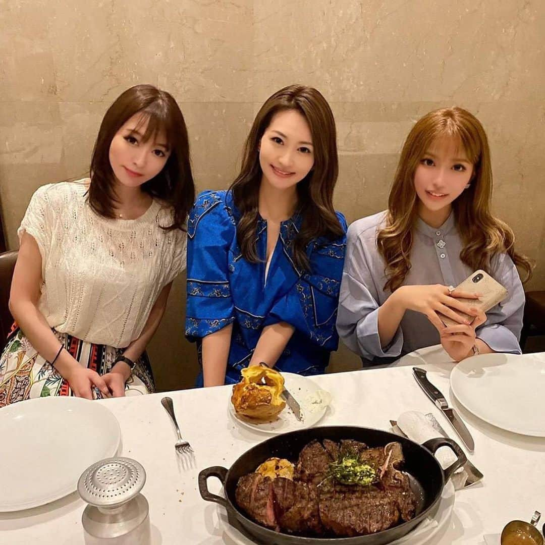 れみのインスタグラム：「先日美しいお友達と肉女子会✨✨  六本木のBLTでステーキ食べました🍖 シーフードもステーキもめっちゃ美味しかった😆✨ 1キロあったお肉3人でペロリでした！笑 デザートはテラスで食べたよ💓 テラスはお酒飲むだけでも使えるみたいなので、また行きたいー🌼✨✨ 美女と美味しいお肉に癒された日でした❤️❤️ #bltsteakroppongi#六本木#blt」