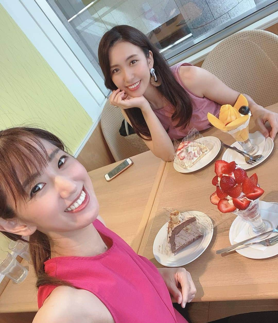 阿川麻美さんのインスタグラム写真 - (阿川麻美Instagram)「今日は好きなだけ食べる日💗  @chan.mi3 と @kajitsuen.landmark 🍓  こんなにフルーツだらけのパフェは初めて🥰 幸せ❤︎❤︎❤︎  ごちそうさまでした💗  #果実園#果実園リーベル #果実園リーベルランドマーク店 #横浜 #みなとみらい#ランドマークタワー#桜木町#浜っ子#みなとみらいカフェ #桜木町カフェ #横浜カフェ #横浜グルメ #デザート#甘いもの好きな人と繋がりたい #フルーツ　#ケーキ #レースクイーン #rq #モデル #model」8月27日 16時48分 - asamichi922