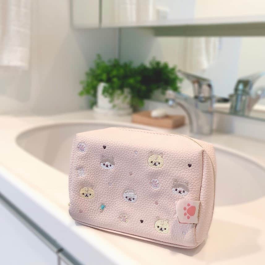 のインスタグラム：「コロニャのポーチ🐱💓👝左下にぱりぴちゃんのスマホがあるし、真ん中にぷらむちゃんがいるとこが可愛いです😍 ⠀ ⠀ #plushie #plushies #plushiesofinstagram #toytravel #corocorocoronya #plushiecommunity #ころころコロニャ #ころころコロニャ応援団 #코로코로코로냐 #にゃんすたぐらむ #ぬい撮り #ぬい撮り部 #ぬい撮り写真部 #ぬい撮りさんと繋がりたい #のんびり生活 #ぬいぐるまー #卷卷面包猫」